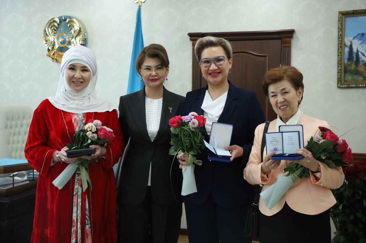 ҚР Мәдениет және ақпарат министрі Мемлекет басшысының атынан мемлекеттік наградалар табыстады