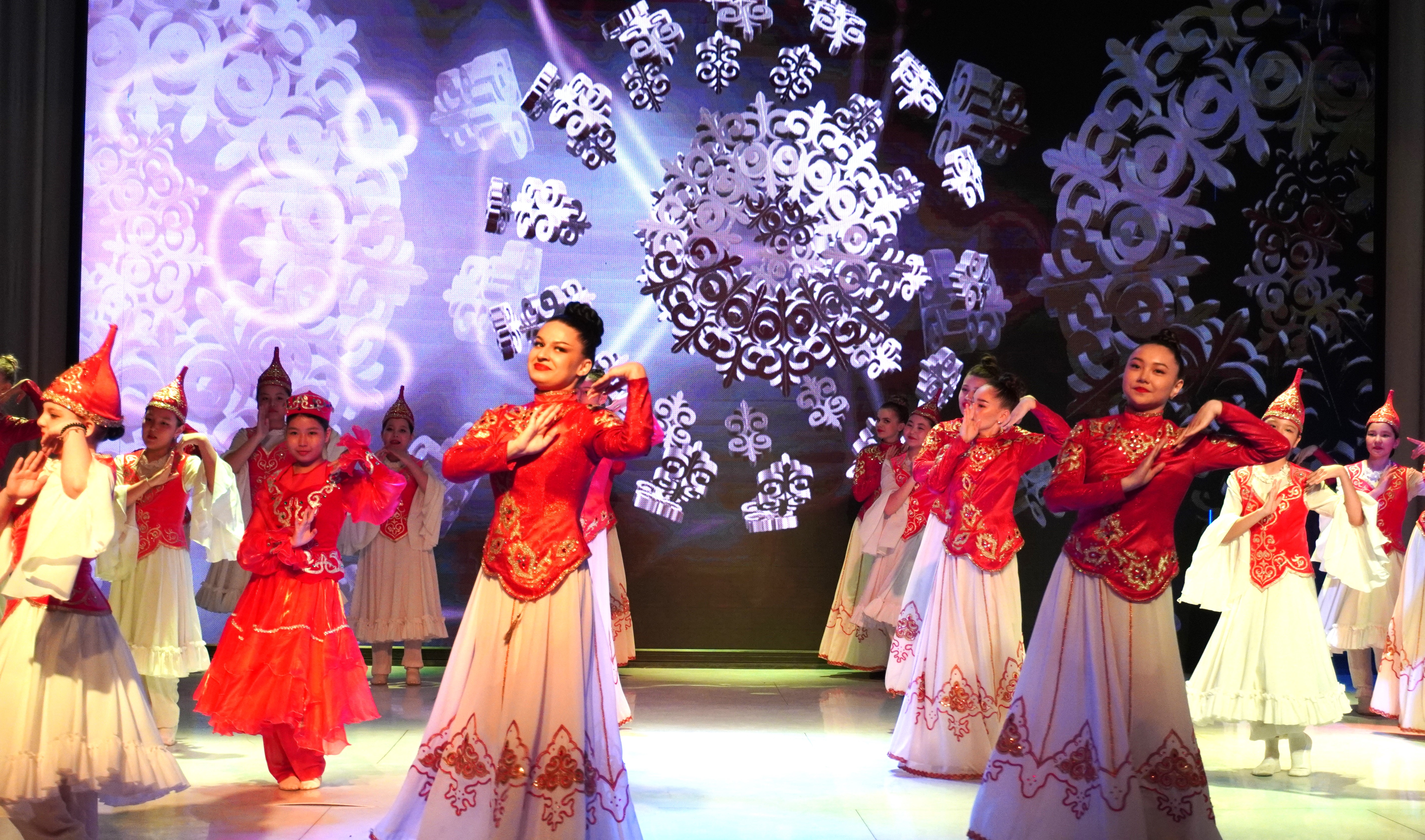 халықтық би ансамблі  және  «Шабыт» вокалдық студиясының шығармашылық есептік концерті