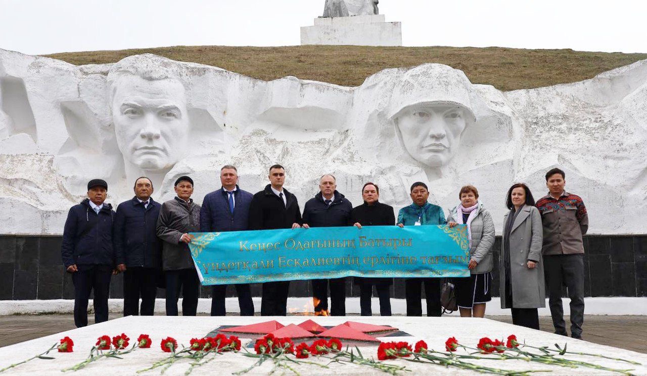 Батыс Қазақстан облысы Шыңғырлау ауданының еңбек ардагерлері делегациясы Кеңес Одағының Батыры Сүндүткали Есқалиевтің ерлігіне тағзым етті