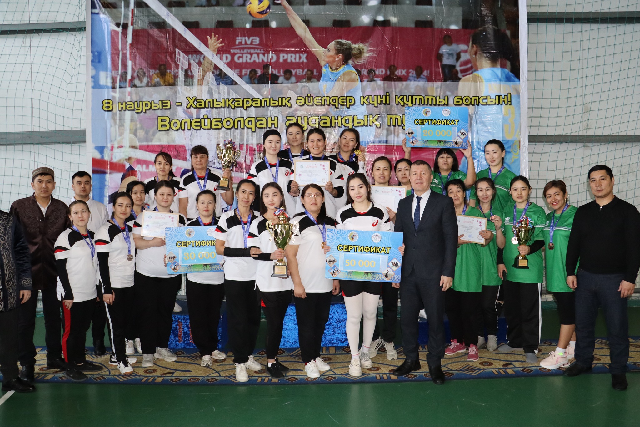 6 наурызда аудан орталығындағы денешынықтыру-сауықтыру кешенінде 8 наурыз – Халықаралық әйелдер күні мерекесіне орай қыз-келіншектер арасында волейбол, бес асық, мылтық атудан мекемеаралық жарыс өтті.