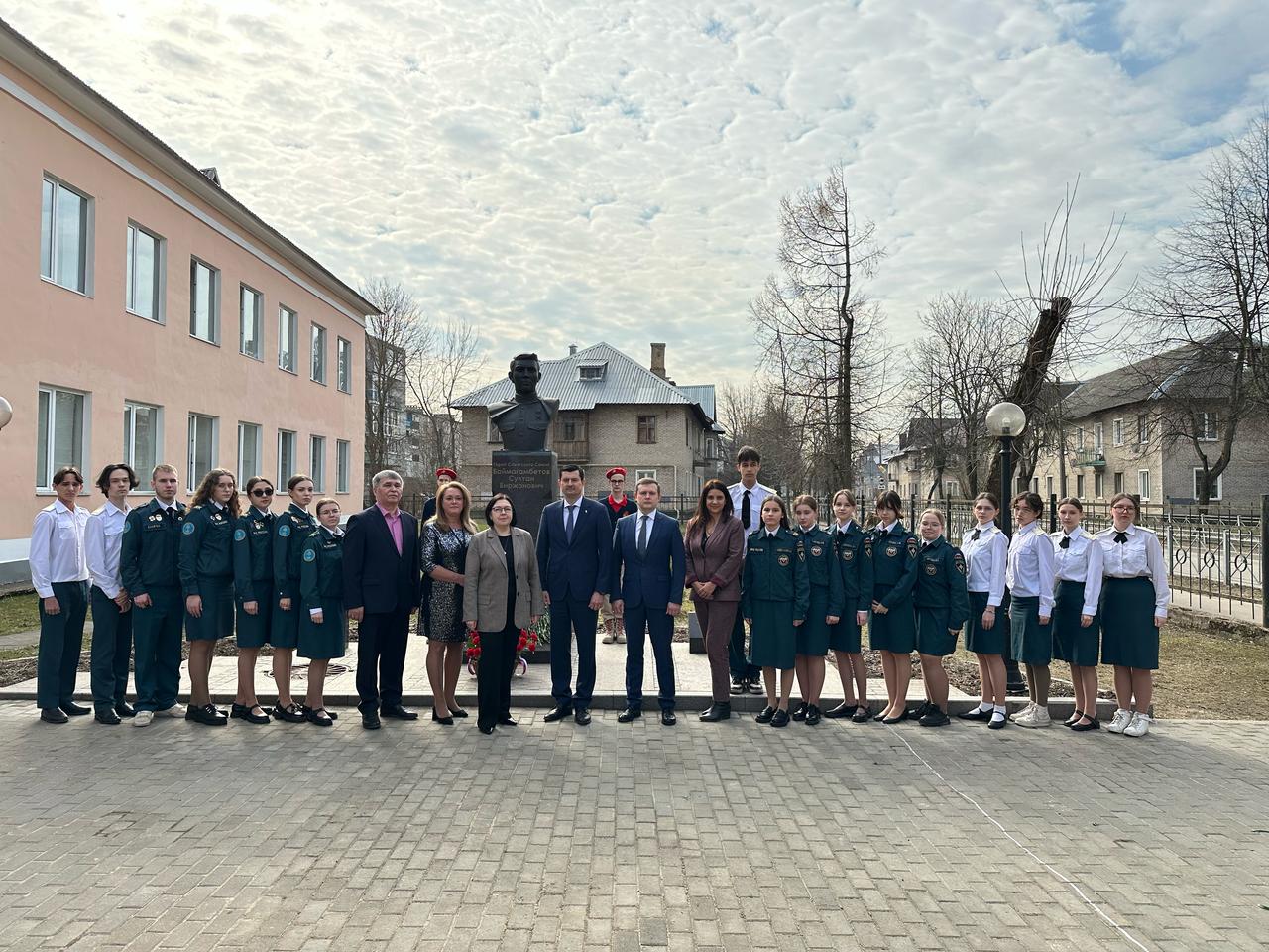 Қазақ халқының даңқты ұлы, Кеңес Одағының Батыры Сұлтан Біржанұлы Баймағамбетовтің туғанына 105 жыл толуына орай Ленинград облысында орналасқан С.Баймағамбетов атындағы орта мектепте өткен салтанатты шараға Бас консулдық қызметкерлері қатысты.