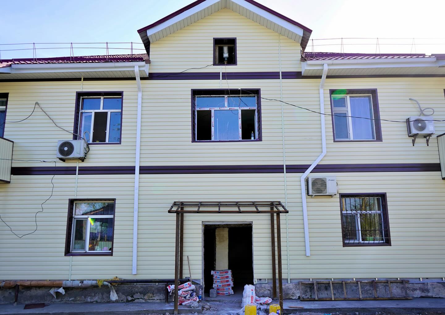 КЕНТАУ ҚАЛАСЫНА ҚАРАСТЫ АУЫЛДА ТҰРҒЫН ҮЙГЕ ЖАҢҒЫРТУ ЖҰМЫСТАРЫ ЖҮРУДЕ