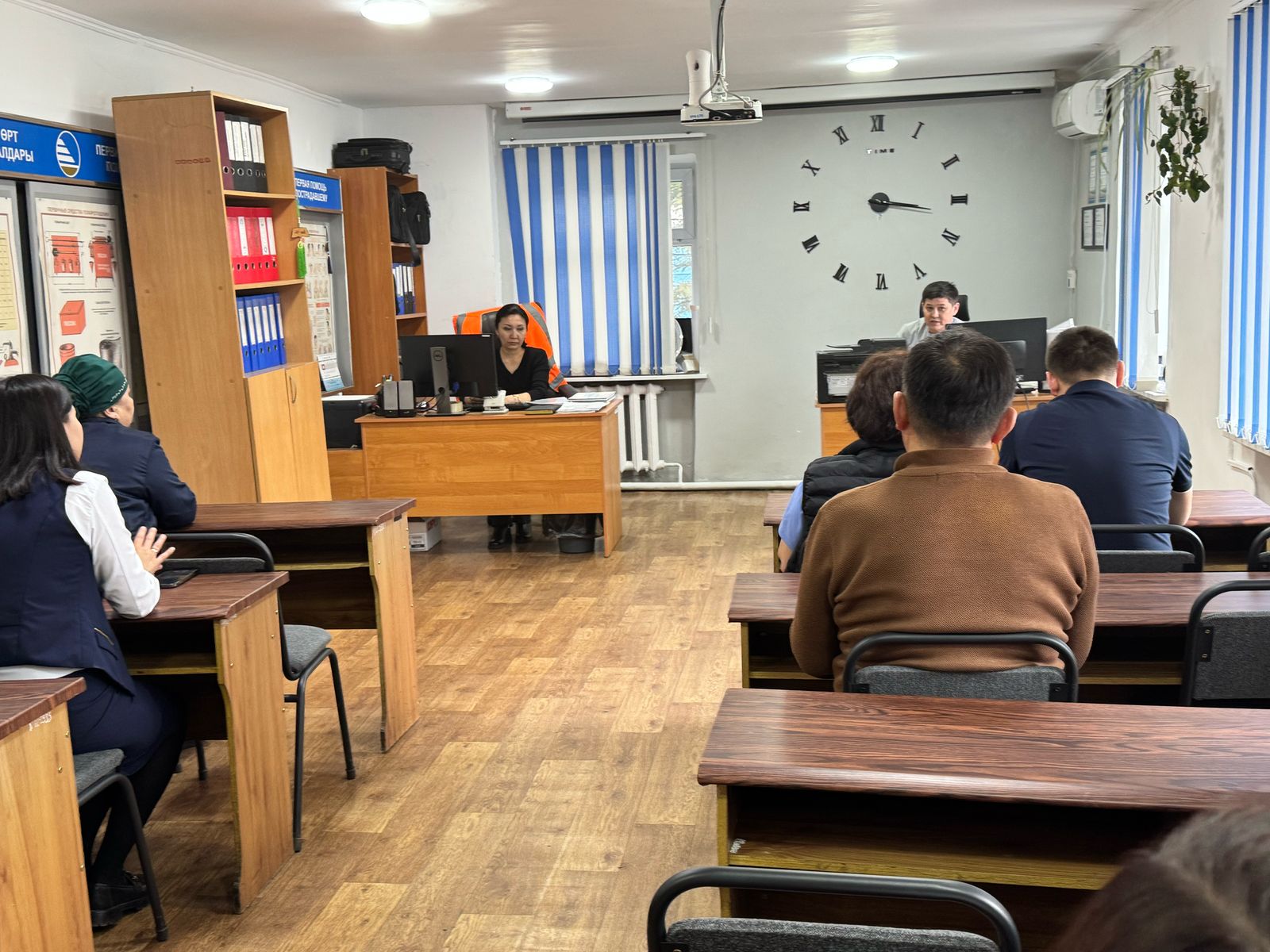 «Жолаушылар тасымалы» - «Солтүстік» АҚ Қарағанды аймақтық филиалының жолаушылар вагондарының жолсеріктерінің, пойыз бригадалар нұсқаушыларының арасында жолаушылар мен жүктерді тасымалдауға арналған көлік құралдарына қойылатын санитариялық-эпидемиологиялық талаптарды, мемлекеттік қызмет көрсету тәртібі және және инфекциялық емес аурулардың алдын алу бойынша түсіндіру жұмыс жүргізілді