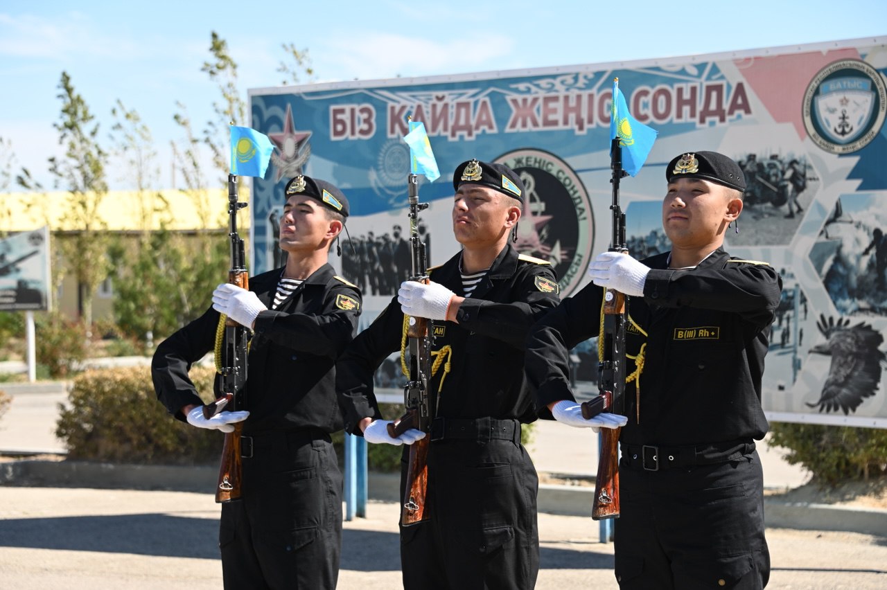 Теңіз жаяу әскерінің бригадасы салтанатты түрде Жауынгерлік тумен қоштасты