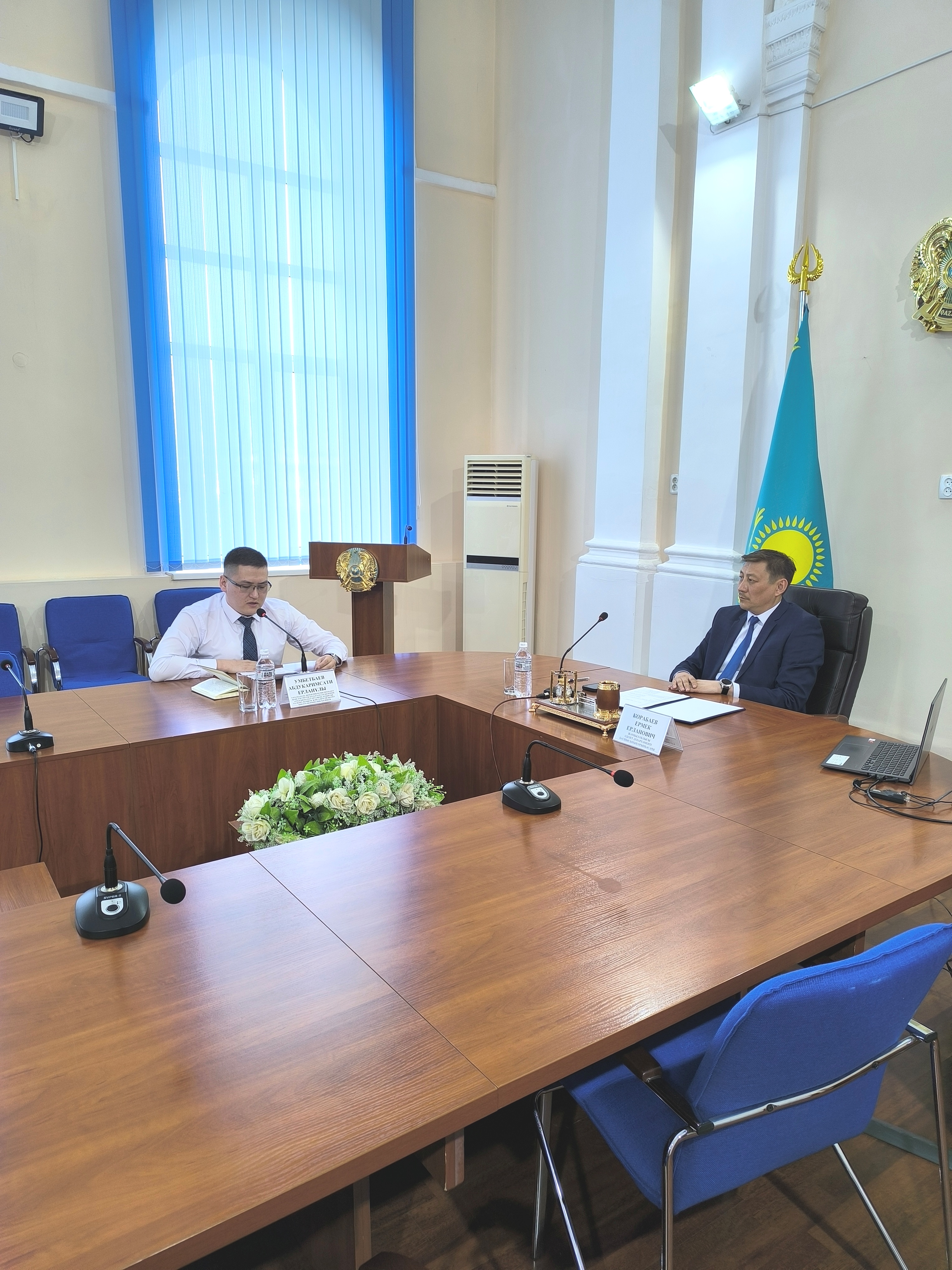 Олар соқыр әйелді сиқырлайды Жас қалыңдық Анджелинаның есекпен жыныстық қатынасқа түсуін қараңыз