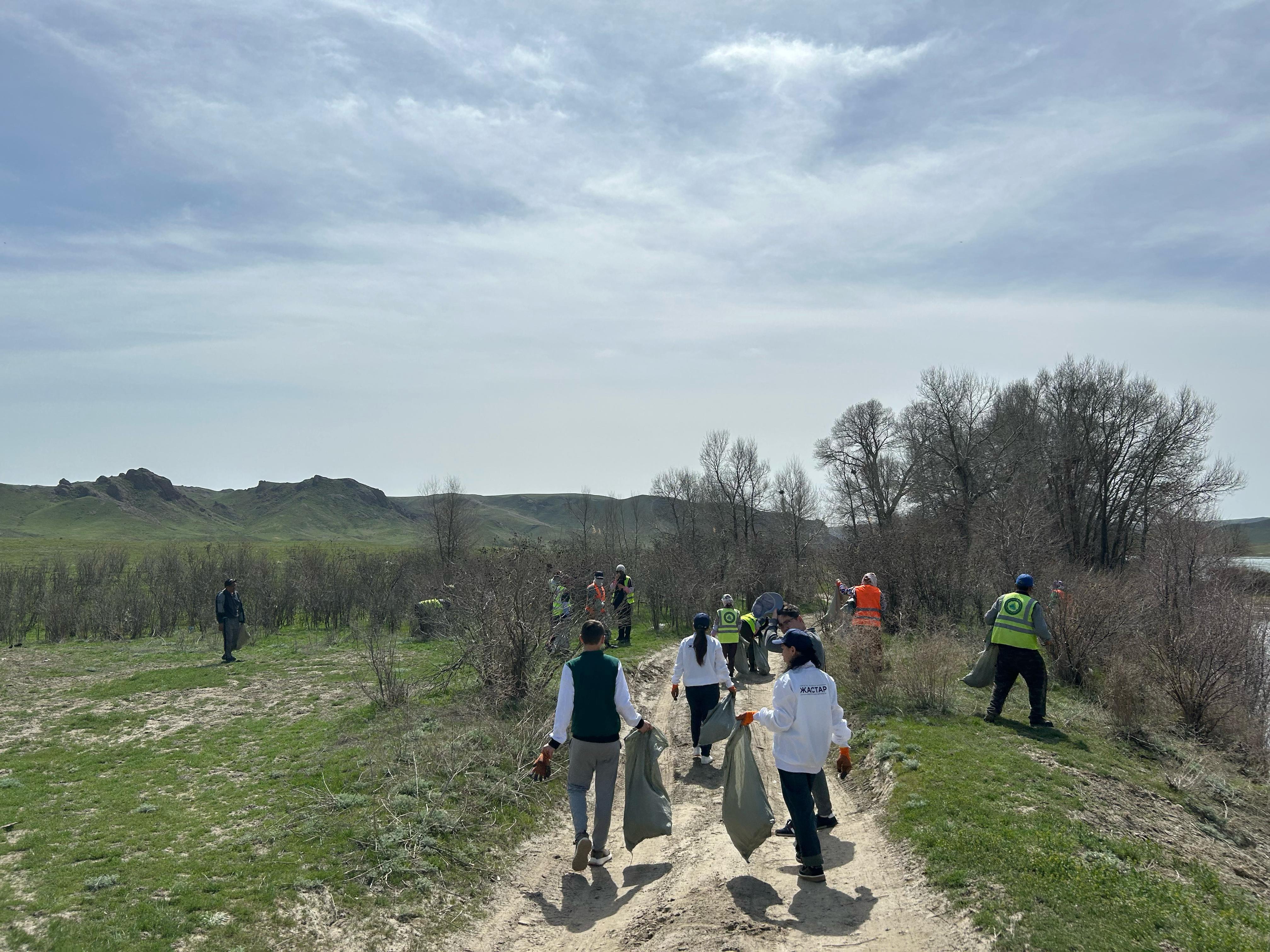 Өзен жағасы қоқыстан тазартылды