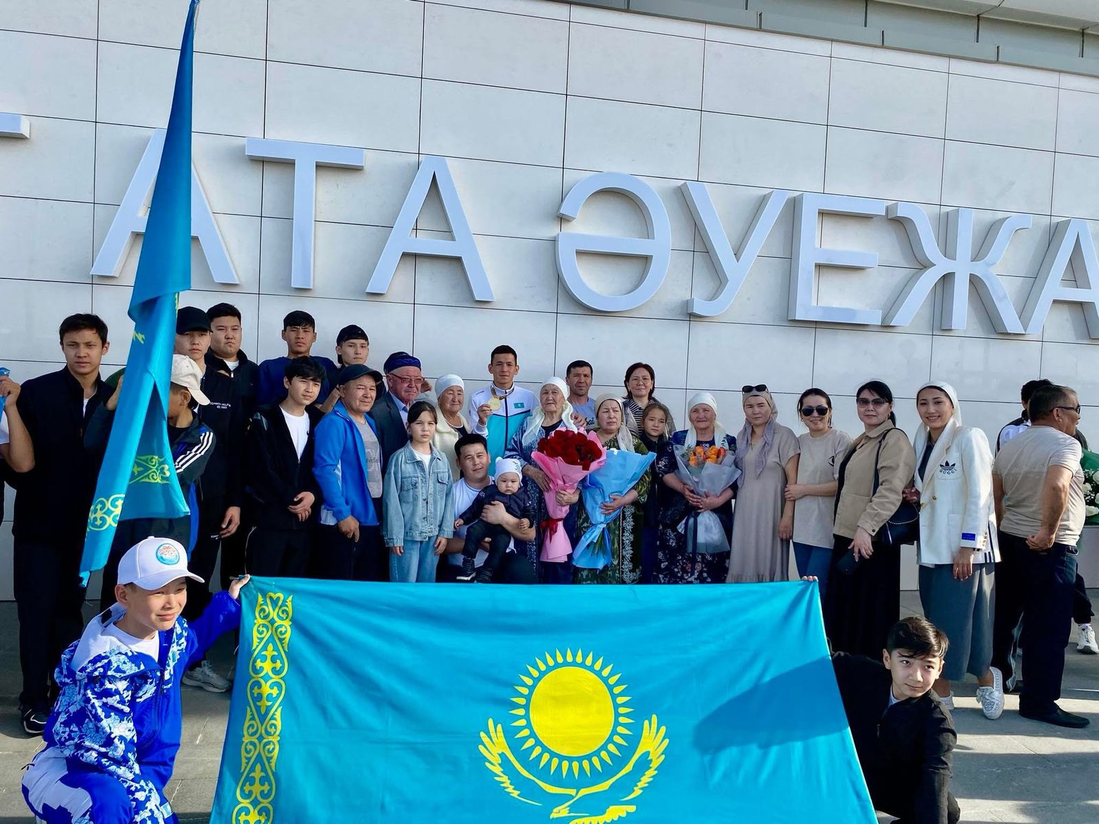 КЫЗЫЛОРДИНЦЫ С УВАЖЕНИЕМ ВСТРЕТИЛИ ПОБЕДИТЕЛЯ КУБКА МИРА ПО БОКСУ НУРСУЛТАНА АЛТЫНБЕКА