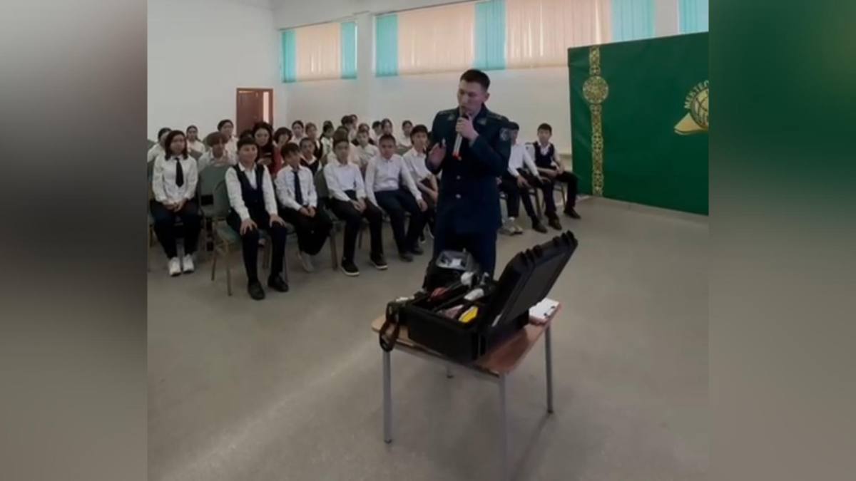 Криминалист рассказал о раскрытии преступлений школьникам из области Улытау