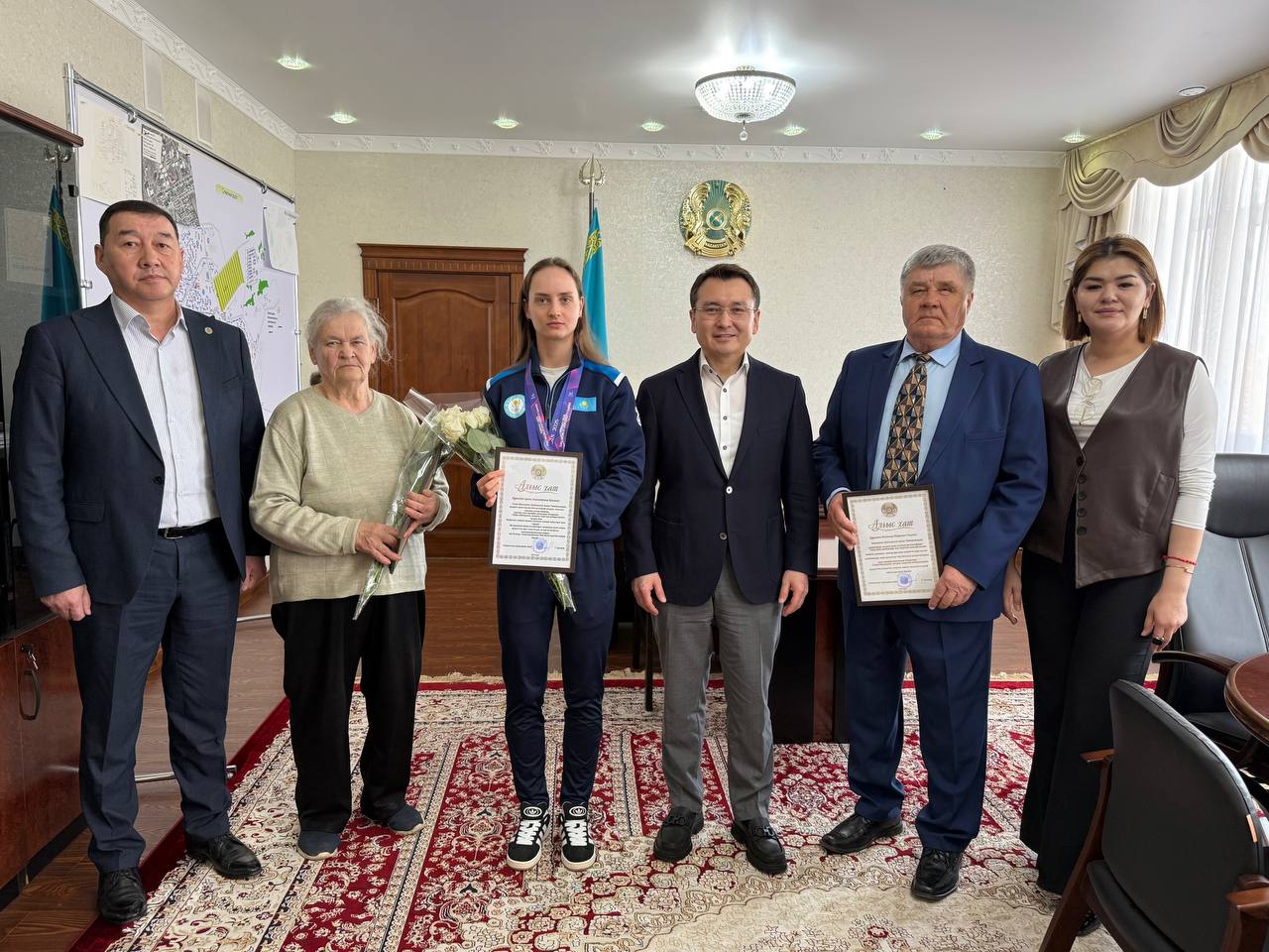 Бүгін Степногорск қаласында Арина Александровна Крюковаға қала әкімінің атынан алғыс хат табысталды
