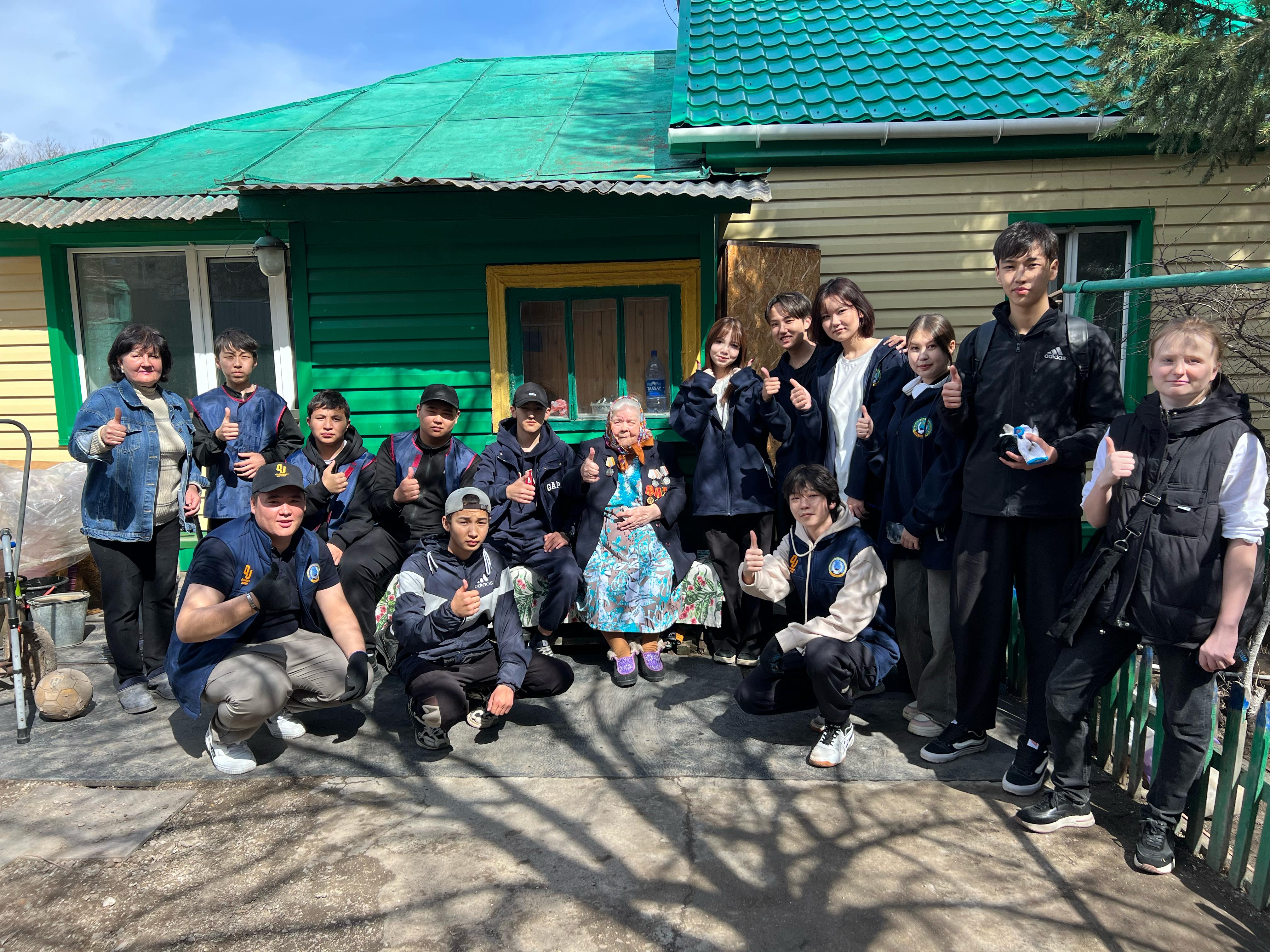 Қарағанды қаласының жастар ресурстық орталығымен Kind QJ еріктілері «Ардағым ардагерім» акциясы аясында Ұлы Жеңістің 80 жылдығына орай еңбек ардагері Пьяных Лидия Аристарховнаның ауласын тазартып, сенбілік ұйымдастырды. Жастар өз еңбегі арқылы еңбек ардагеріне деген алғысын білдіріп, ұрпақтар сабақтастығын көрсетіп қайтты.