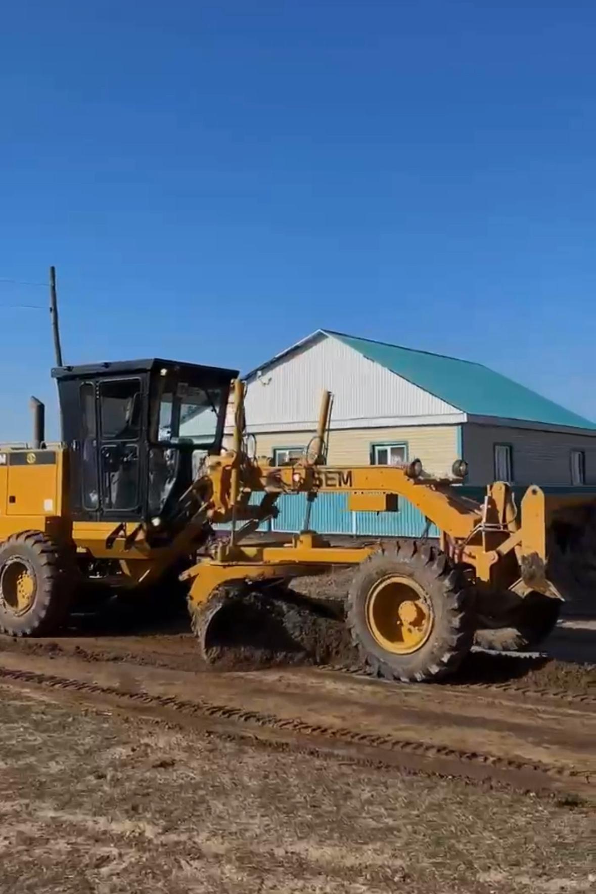 Есет Батыр ауылында көктемгі су тасқынынан кейін жолдарды қыру, тегістеу жұмыстары жүргізілді