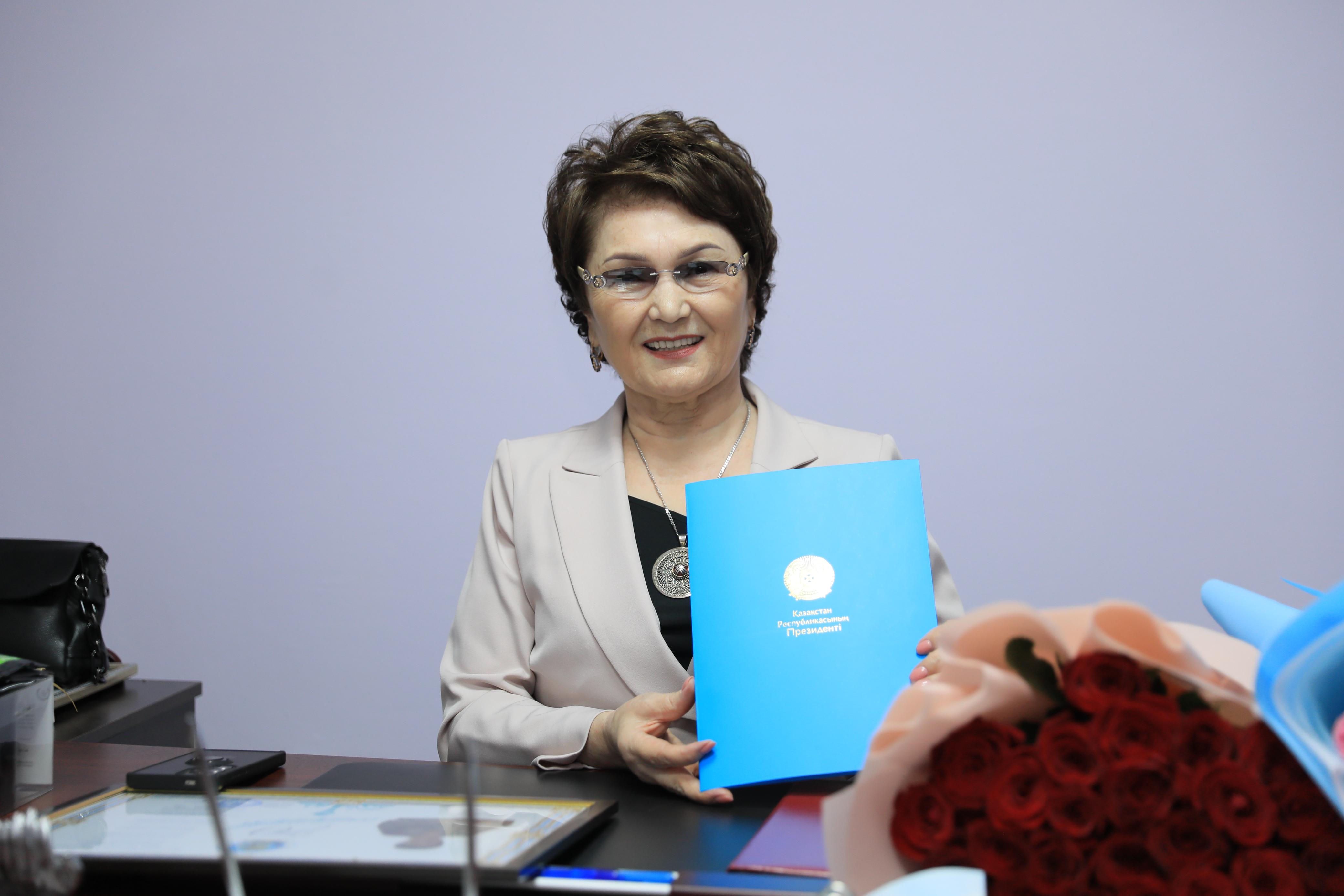 Облыс әкімі мерейтой иесіне Президент құттықтауын жеткізді