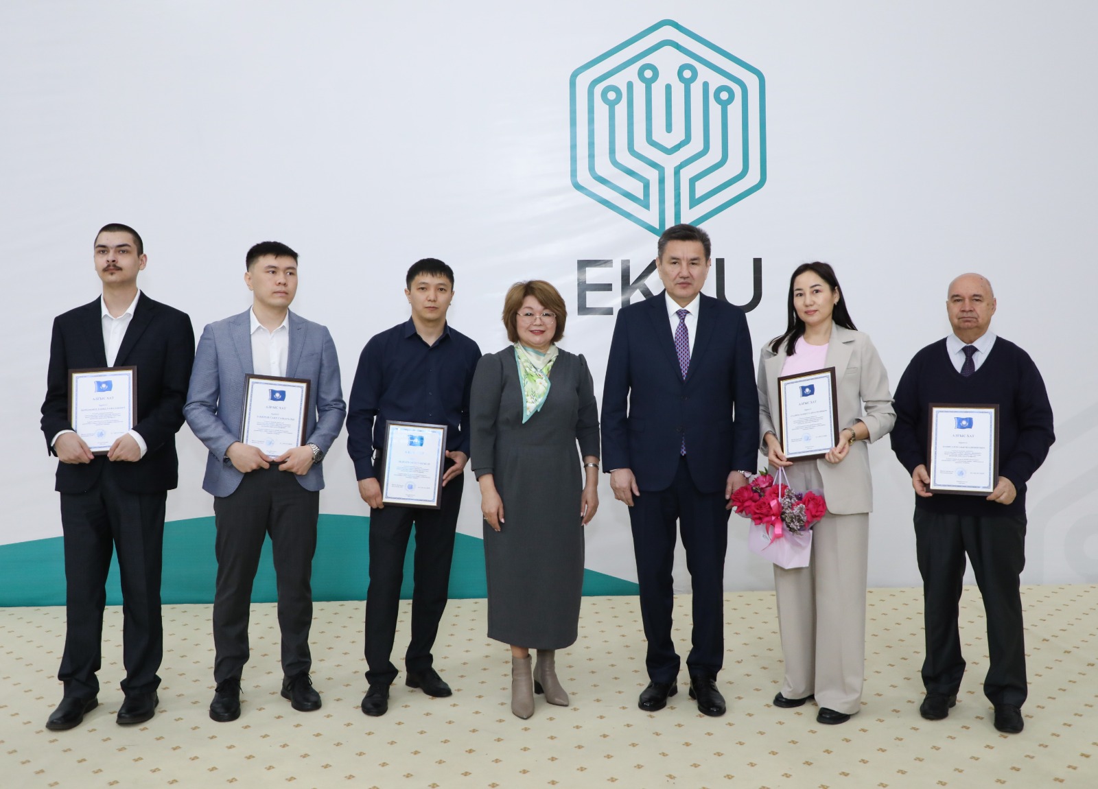 ШҚО әкімі жас ғалымдарды Ғылым күнімен құттықтады