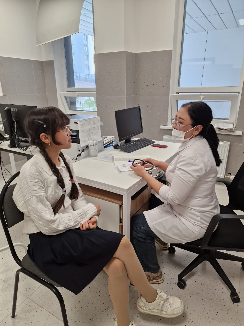 Комитет қызметкері қызына екінші дозамен АПВ-ға қарсы екпе салды