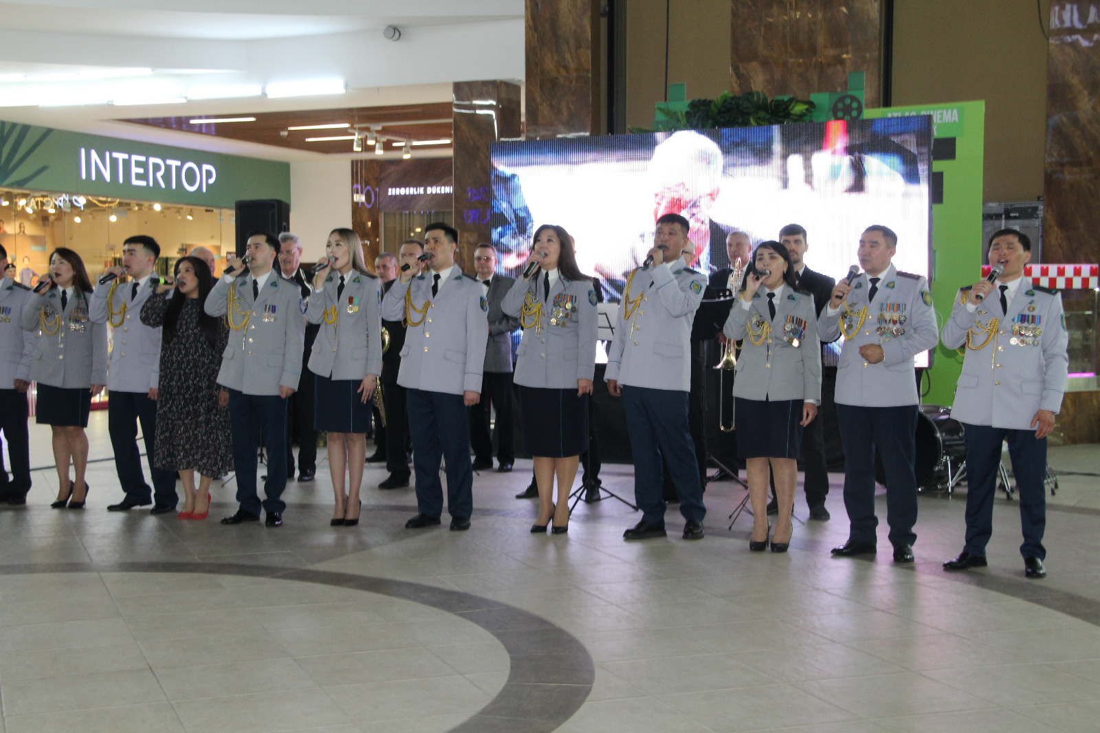 Полицейлер Жеңістің 80 жылдығына орай петропавлдық тұрғындарға музыкалық кеш ұйымдастырды