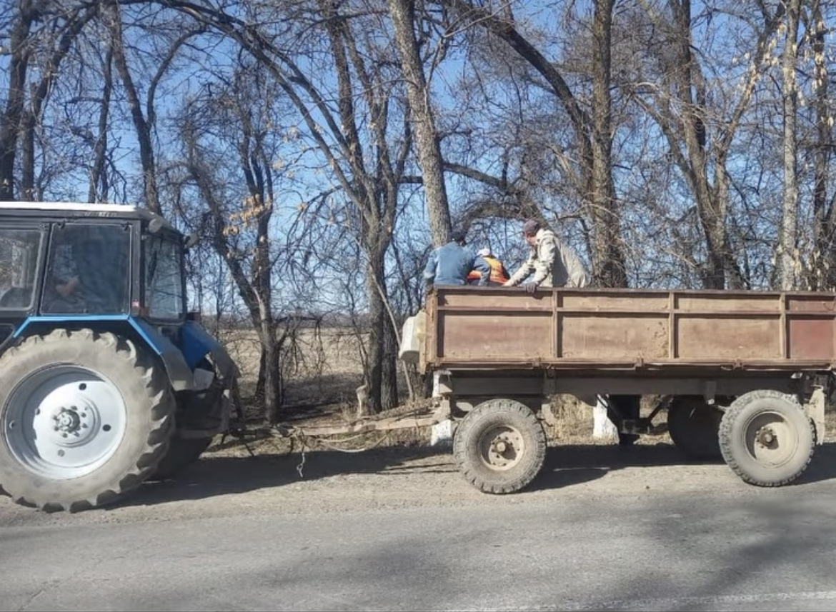 Алдабергенов ауылдық округі аумағынан өтетін Балпық би - Қарабұлақ тас жолы бойындағы жиналған қоқыстар шығарылды.