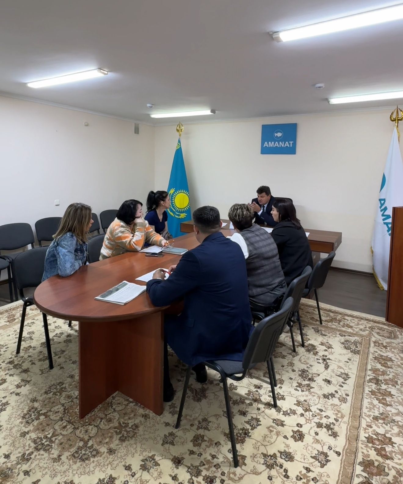 Рудный қаласының әкімі В.Ионенко «AMANAT» партиясының филиалында азаматтарды жеке мәселелері бойынша қабылдады