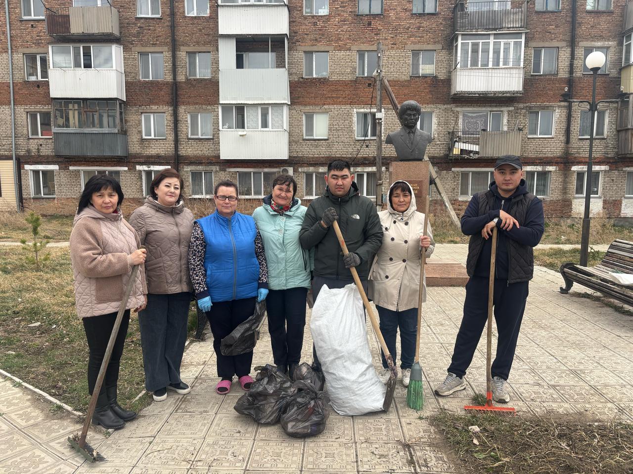 Аудан әкімі аппаратының қызметкерлері "Мағжан Жұмабаев"скверінің бекітілген аумағын абаттандыру және тазалау бойынша қатысты