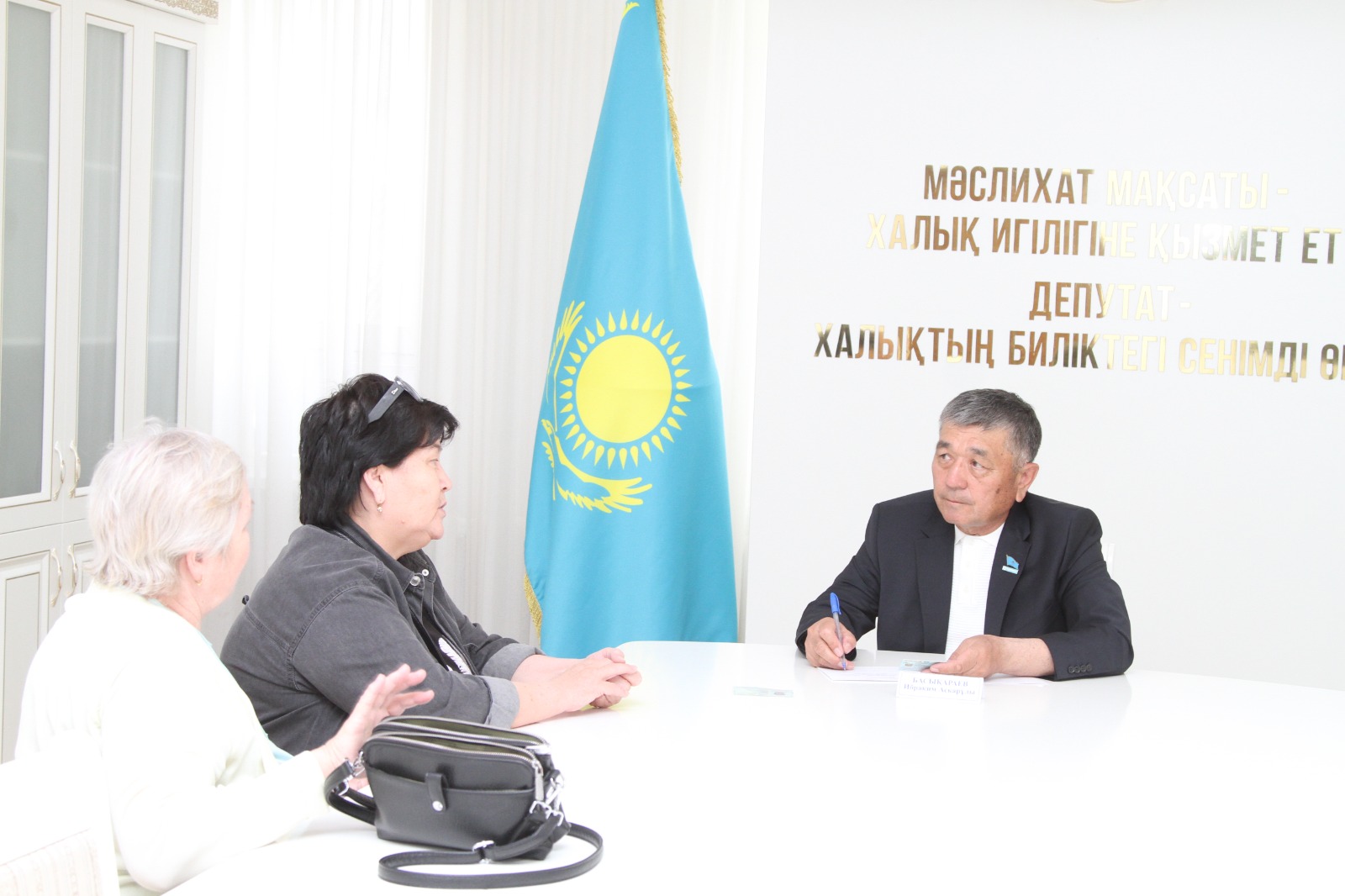 2025 жылдың 7-11 сәуір аралығында азаматтарды жеке өтініштерімен , қабылдау кестесіне сәйкес қалалық мәслихат депутаттары Р.Ысқақова, И. Басықараев және Б.Сыздықов қабылдау өткізді.