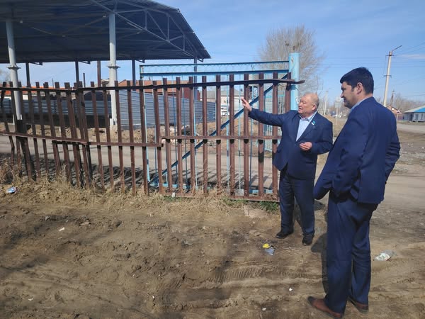 Депутаттар Кішкенекөлдегі жолдың проблемалық учаскесін тексерді