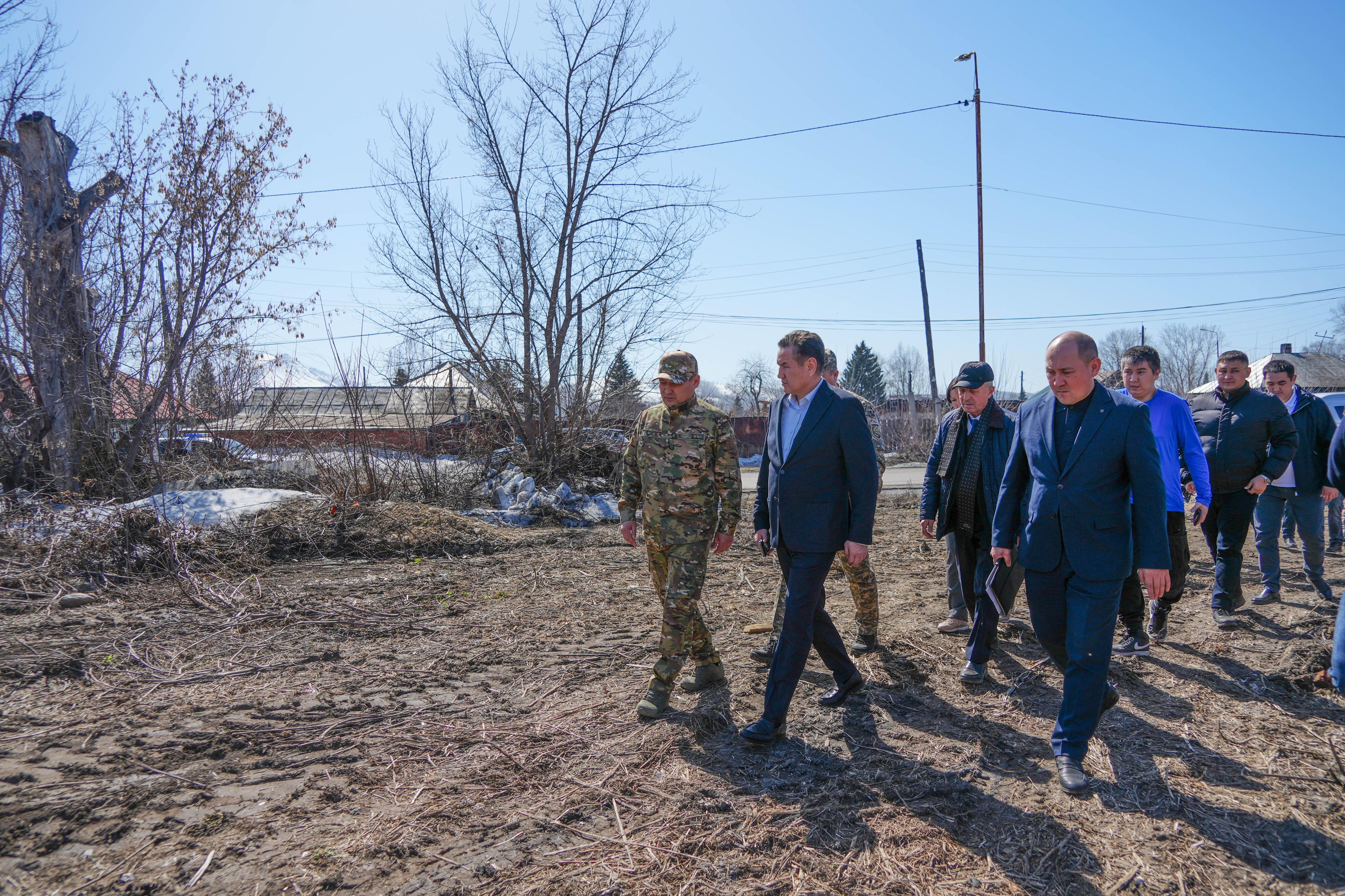 ШҚО әкімі жұмыс сапары барысында Алтай ауданындағы су тасқынына дайындықты тексерді