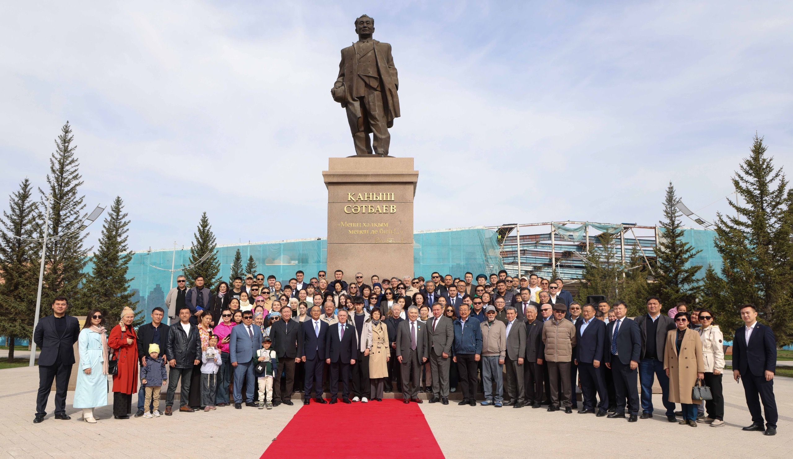 Астанада академик Қаныш Сәтбаевтың ескерткішіне гүл шоқтары қойылды