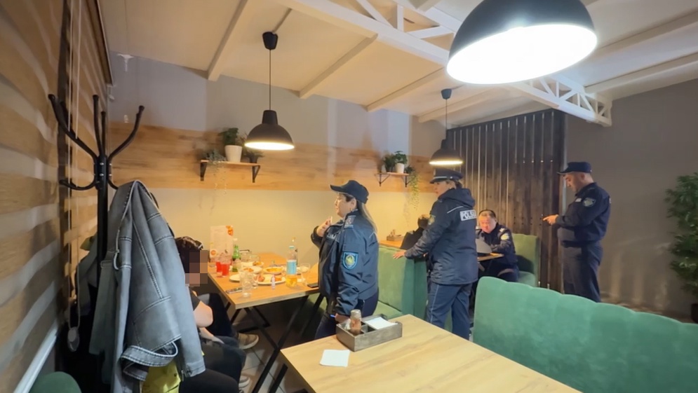 Полицейлер түнде көшеде жүрген 34 жасөспірімді анықтады