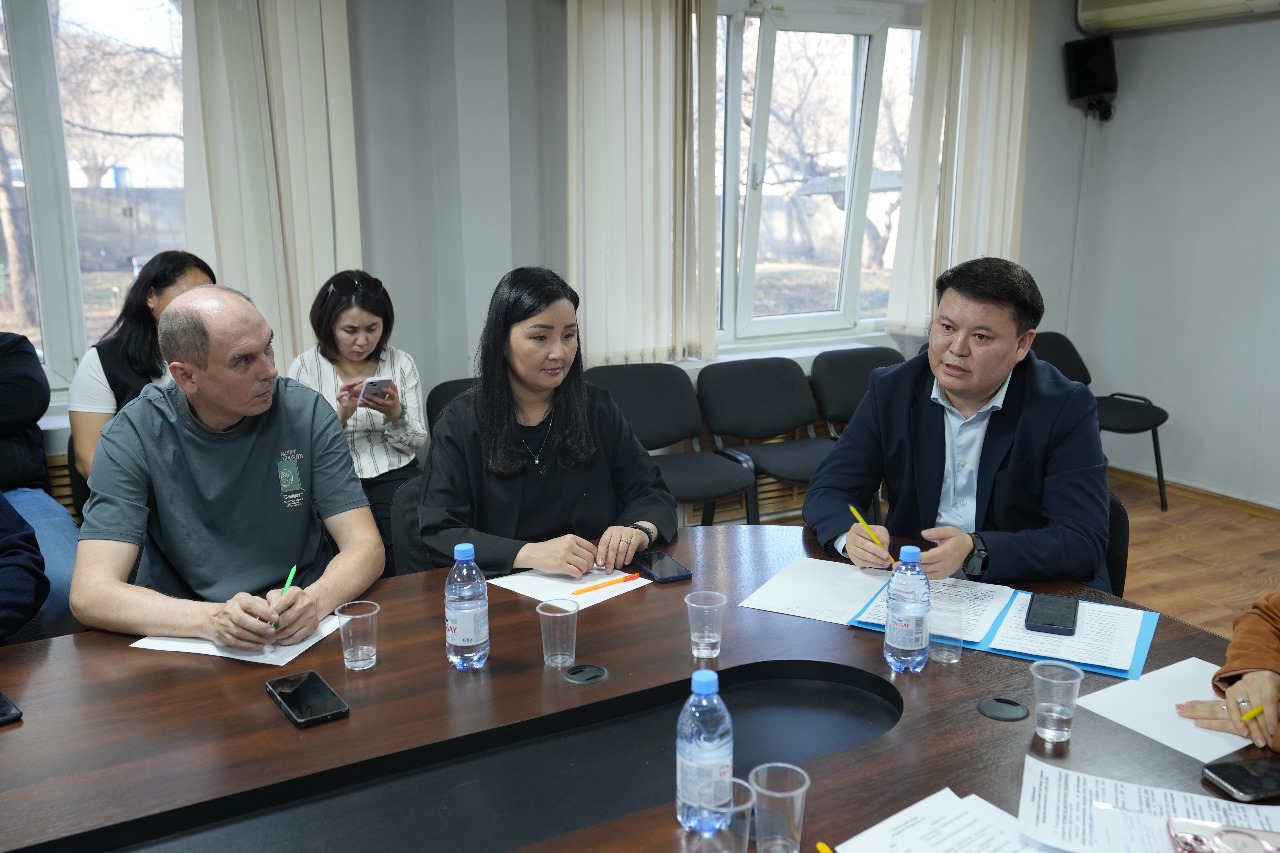 ШҚО Ішкі саясат басқармасының басшысы партия жетекшілерімен кездесу өткізді: өңірдің өзекті мәселелері талқыланды