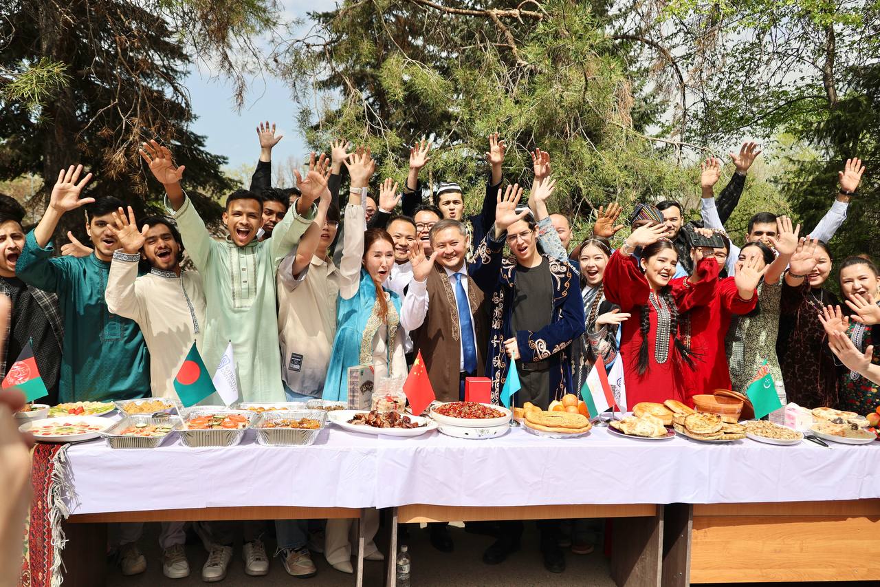 Ғылым қызметкерлері күні Сәтбаев университеті шетелдік студенттерді қазақ мәдениетімен таныстырды