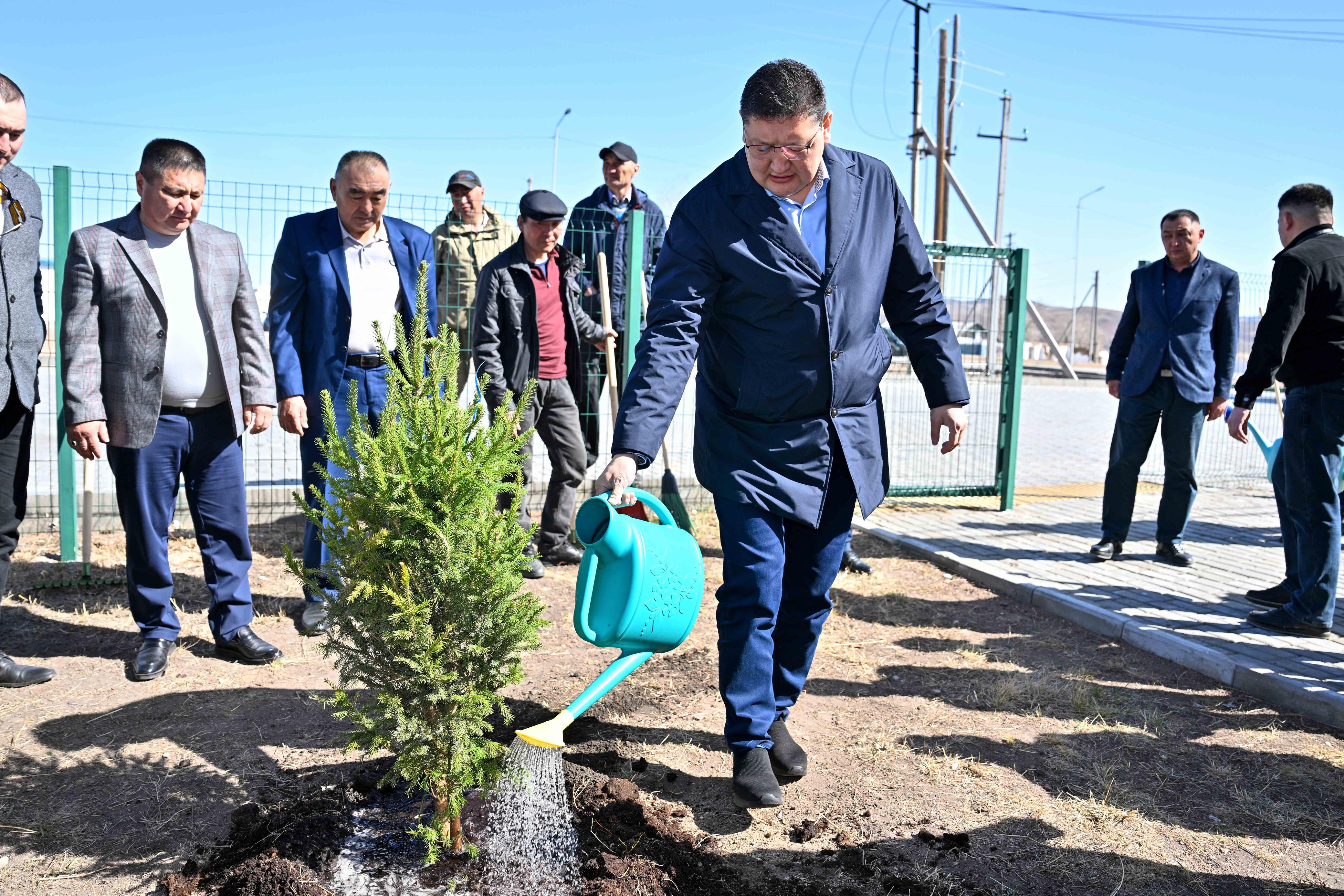 Облыс әкімі Қайнар ауылындағы сенбілікке қатысты