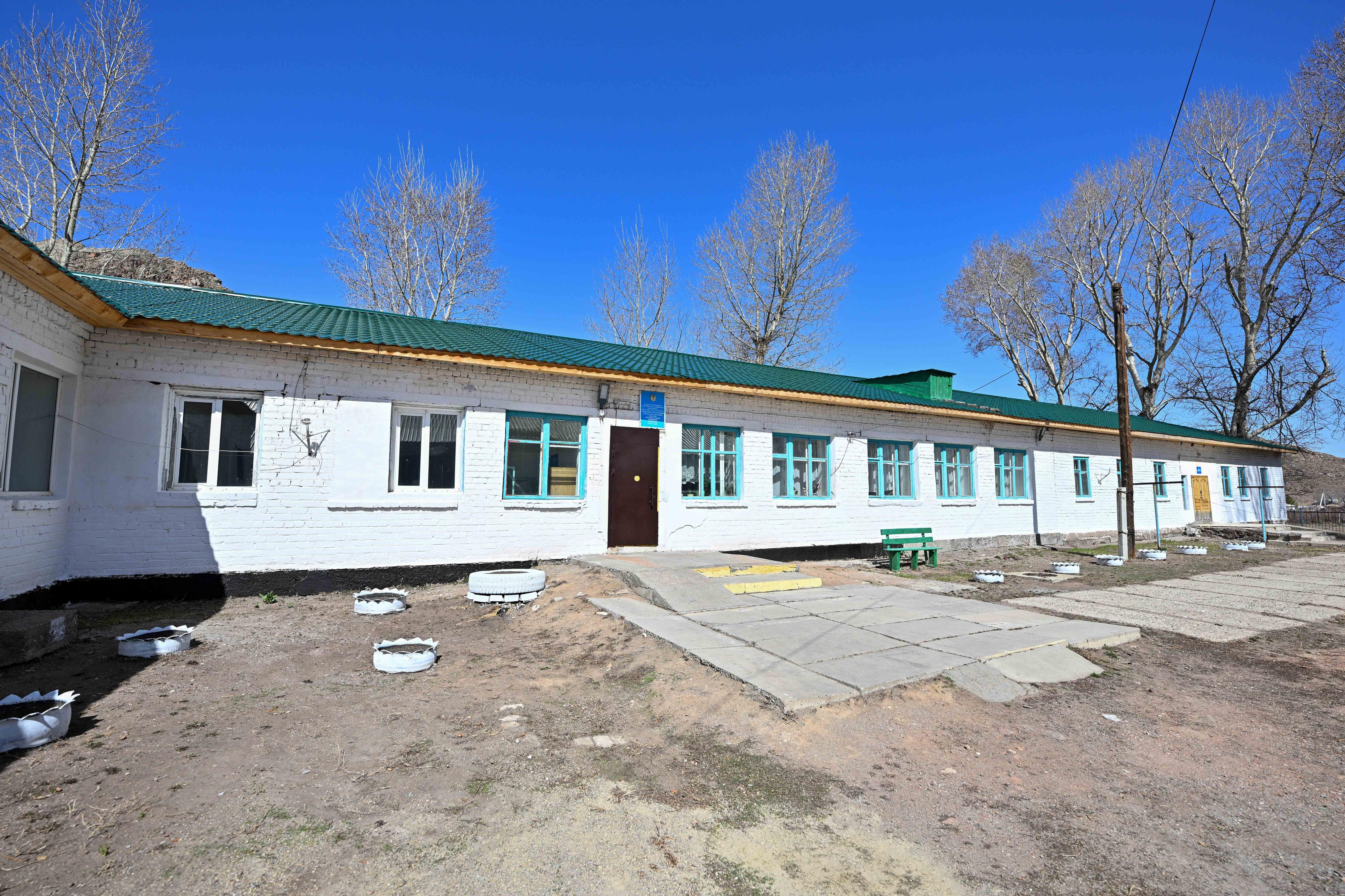 Облыс әкімі Қайнар ауылындағы аурухананың өзекті мәселелерімен танысты