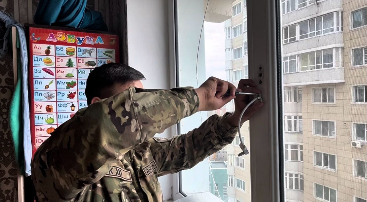 Спасатели обходят квартиры: в Астане усилили меры защиты детей