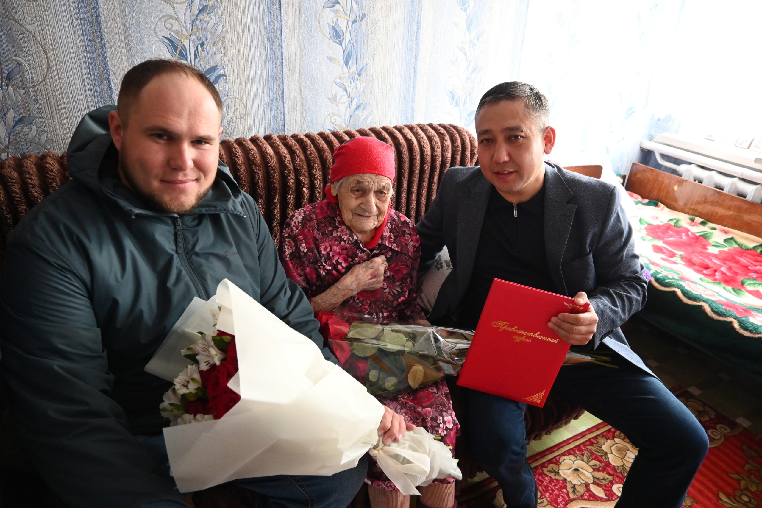 Сандықтау ауданының әкімі Серік Құдабай тыл еңбеккерін ғасырлық мерейтойымен құттықтады