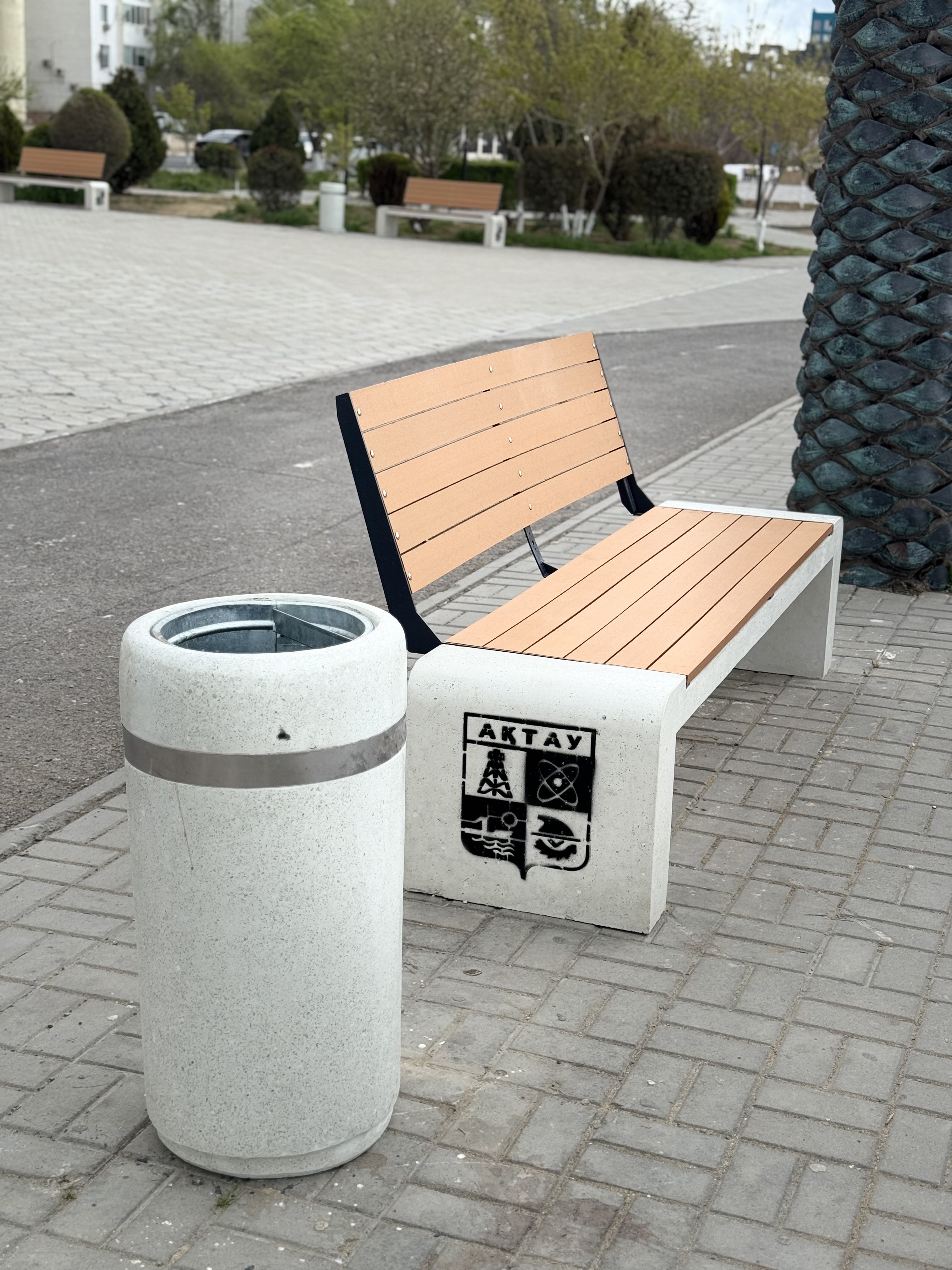 Ақтауда орындықтар мен қоқыс жәшіктері жаңартылып жатыр