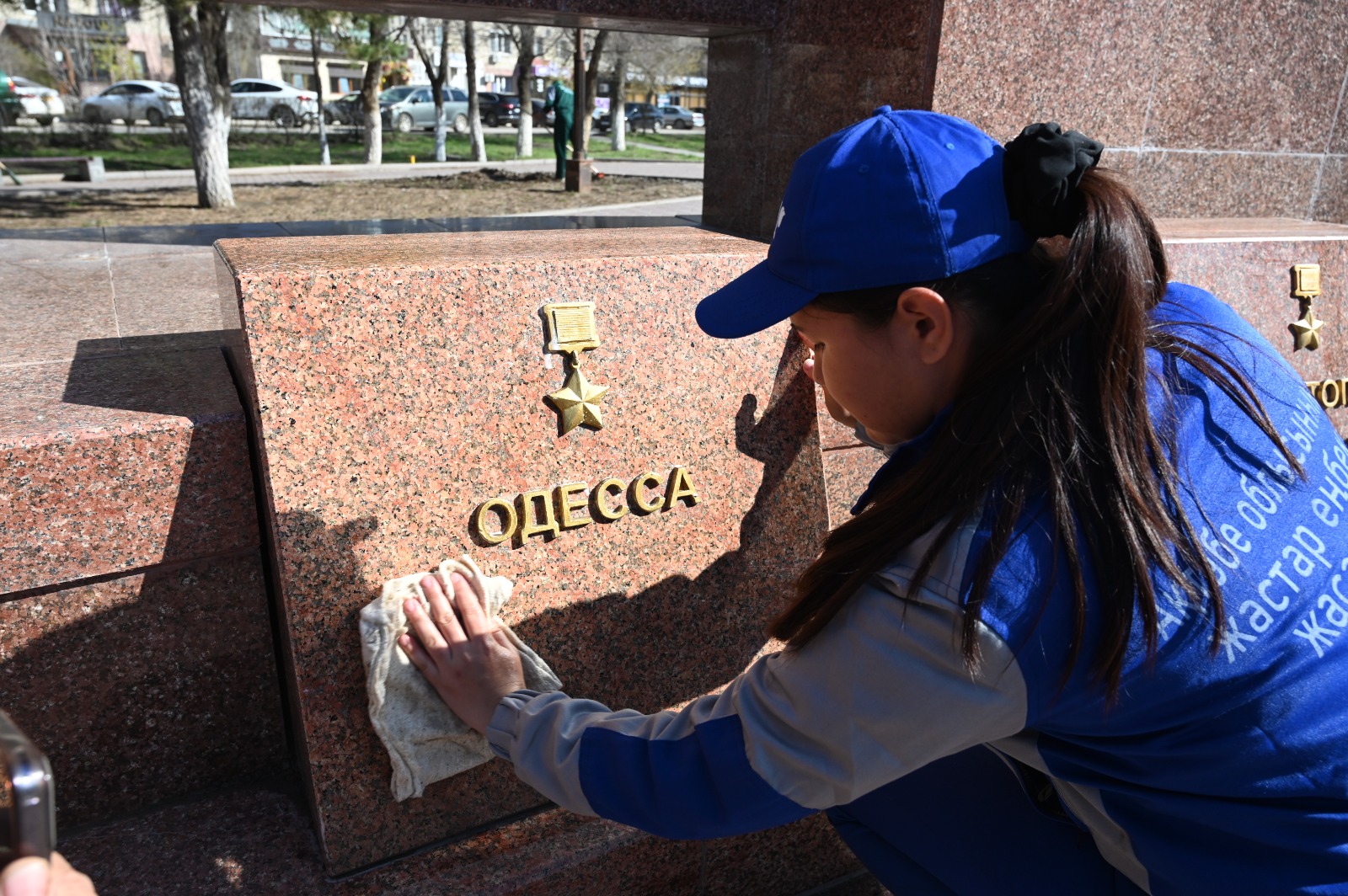 Еріктілер мемориалдық нысандарды абаттандыру жұмыстарына атсалысты
