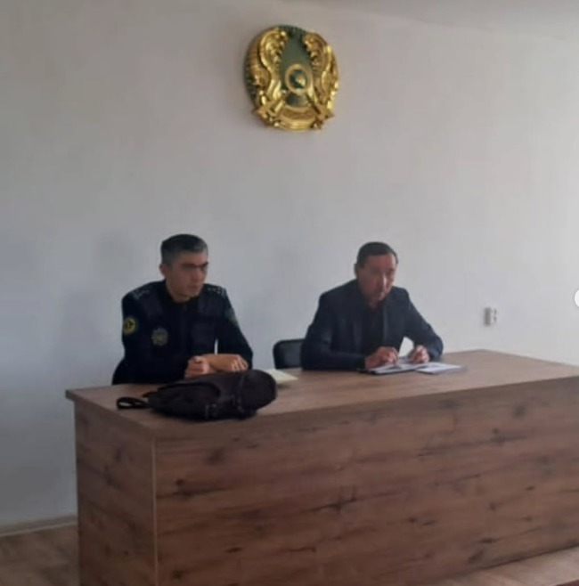 Собрание акима Киргизского сельскрго округа Т.Т. Жумагулова с народом село Буркутты