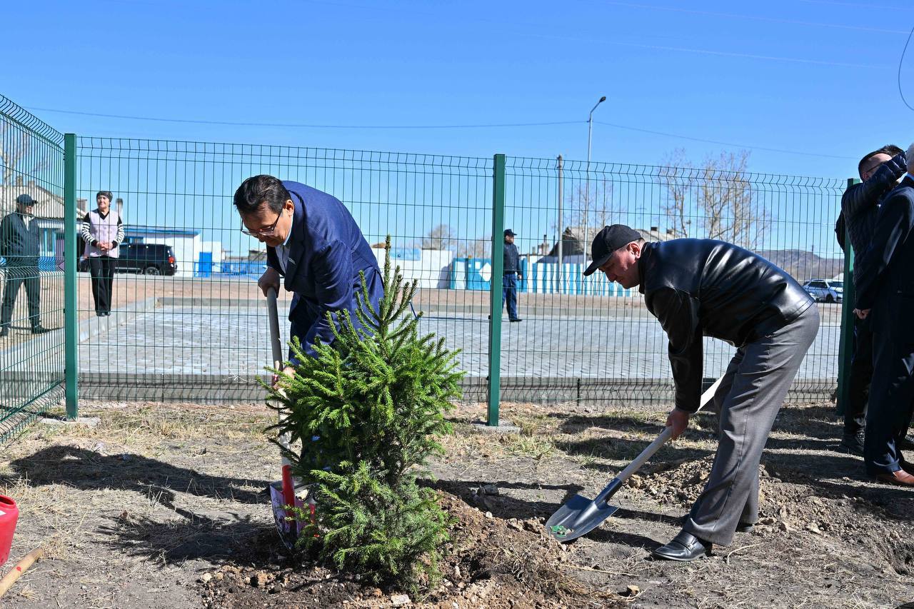 Қайнар ауылында өткен сенбілікке мәслихат төрағасы қатысты