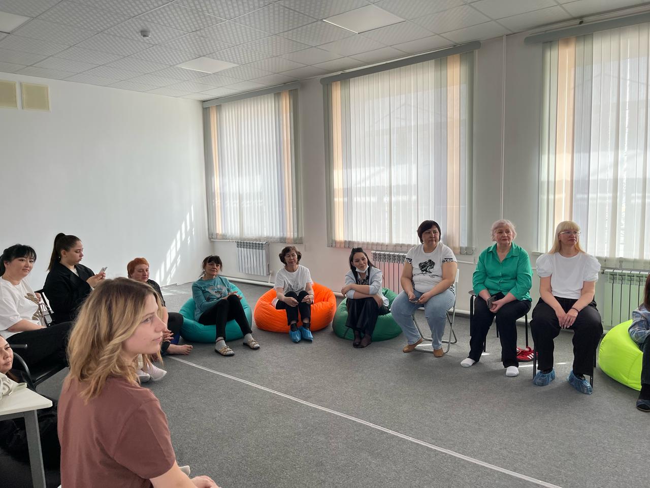 11 сәуірде Қарағанды облысының жастар ресурстық орталығының психологі Д.Ушаева педагог-психологтерге “Психологтің өзін өзі қалпына келтіруі және психоэмоционалды жағдайы” тақырыбында психологиялық тренинг өткізді.