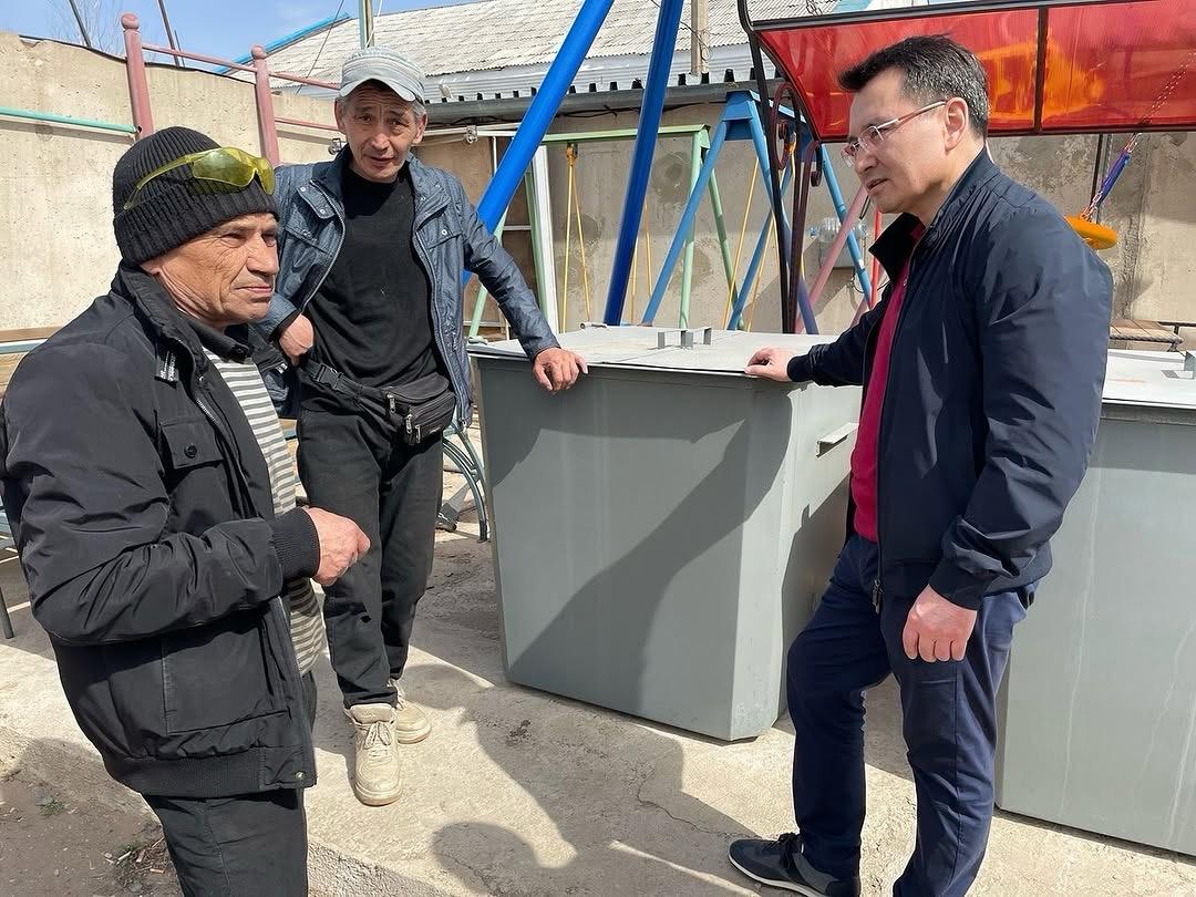 Қала әкімі қалалық металды өңдеу цехын аралады.