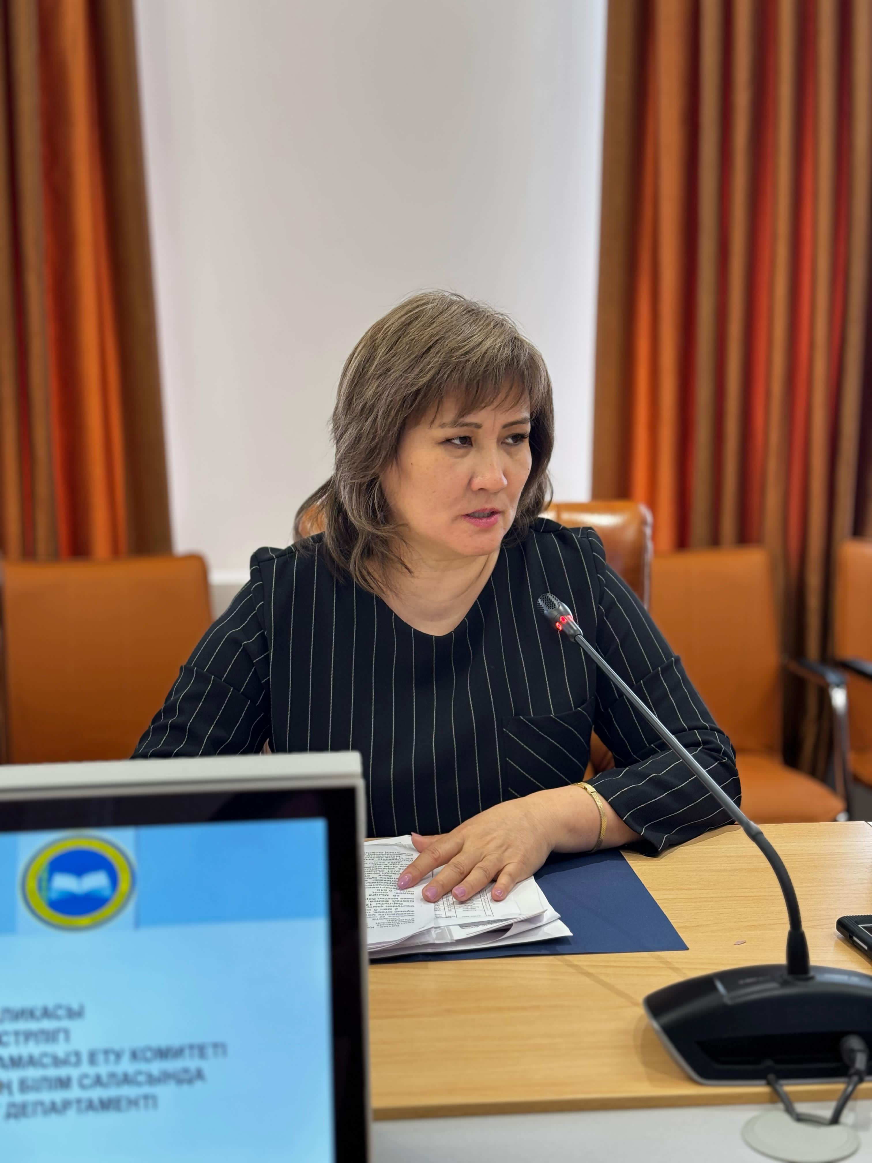 Департамент басшысы З. Гумарова Батыс Қазақстан облыстық мәслихатының әлеуметтік-мәдени даму, заңдылық, құқықтық тәртіп және кәсіпкерлік жөніндегі тұрақты комиссия отырысында департаменттің атқарған жұмысы туралы есеп берді