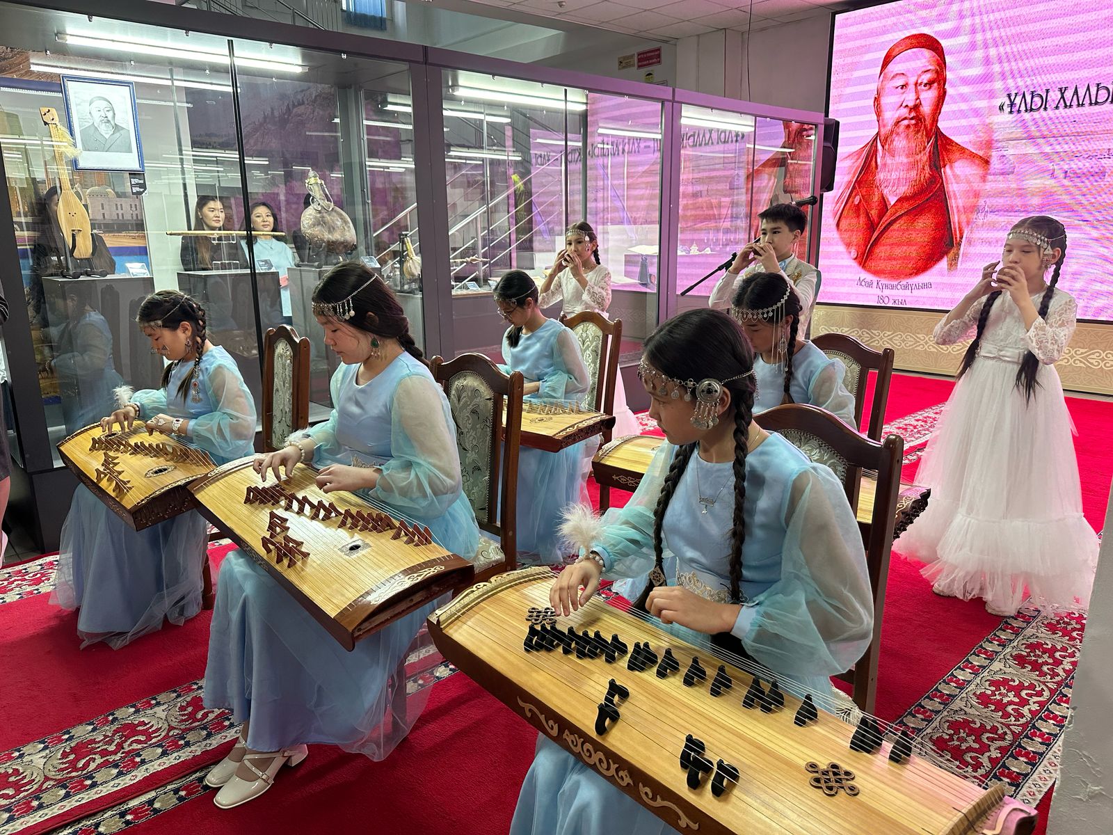 «Ұлы халықтың Ұлы Абайы» тақырыбындағы жылжымалы көрме ұйымдастырылды