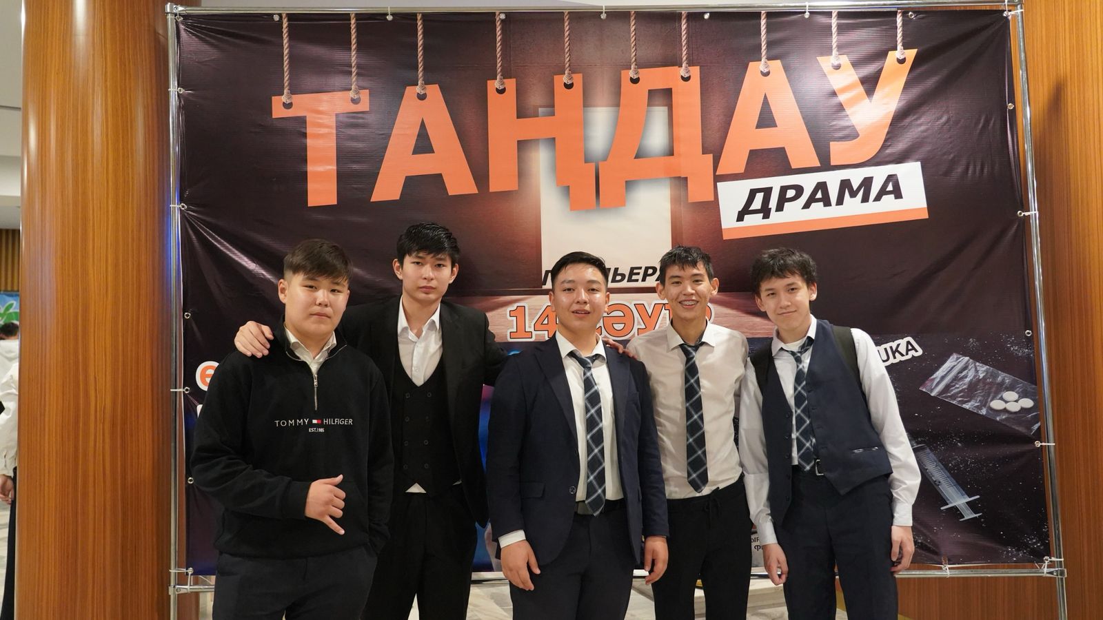 Порно: тобырдағы бір әйел Руслана Пысанка порно фильмде