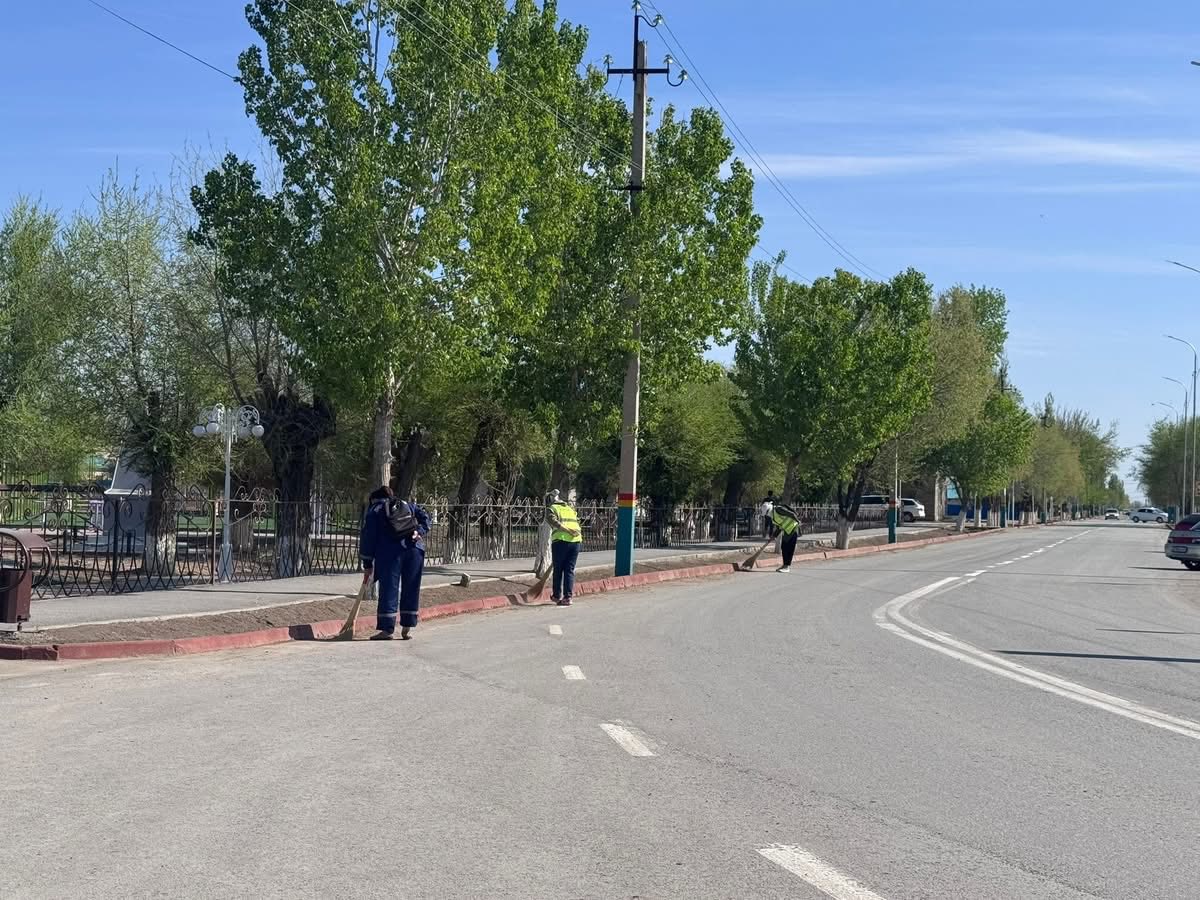 Коммуналдық мекеме қызметкерлері тазалық жұмыстарын жүргізуде