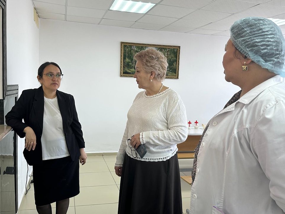 Жақсы аудандық мәслихатының депутаты А. Бралина Жақсы ауылының №1, №2 жалпы орта білім беретін мектептердің асханаларына кезекті мониторинг өткізді