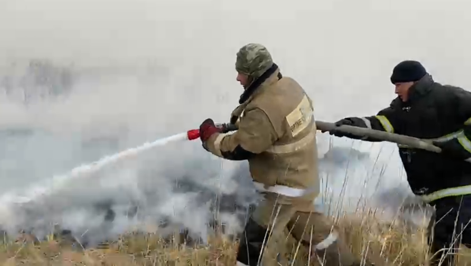 Шығыс Қазақстан облысының Зайсан ауданында өрт сөндірушілер қамыс пен құрғақ шөптің жануымен күресуде