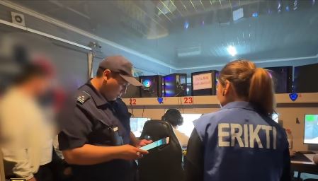 Олар кәмелетке толғанды мас етіп, оны айналып өтті