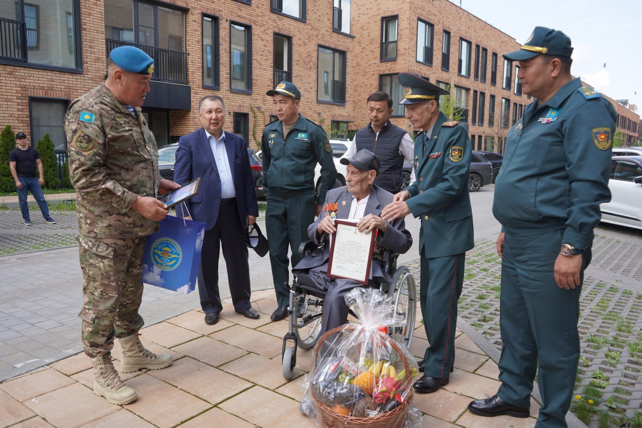 Алматыда әскерилер соғыс ардагерін ғасырлық мерейтойымен құттықтады