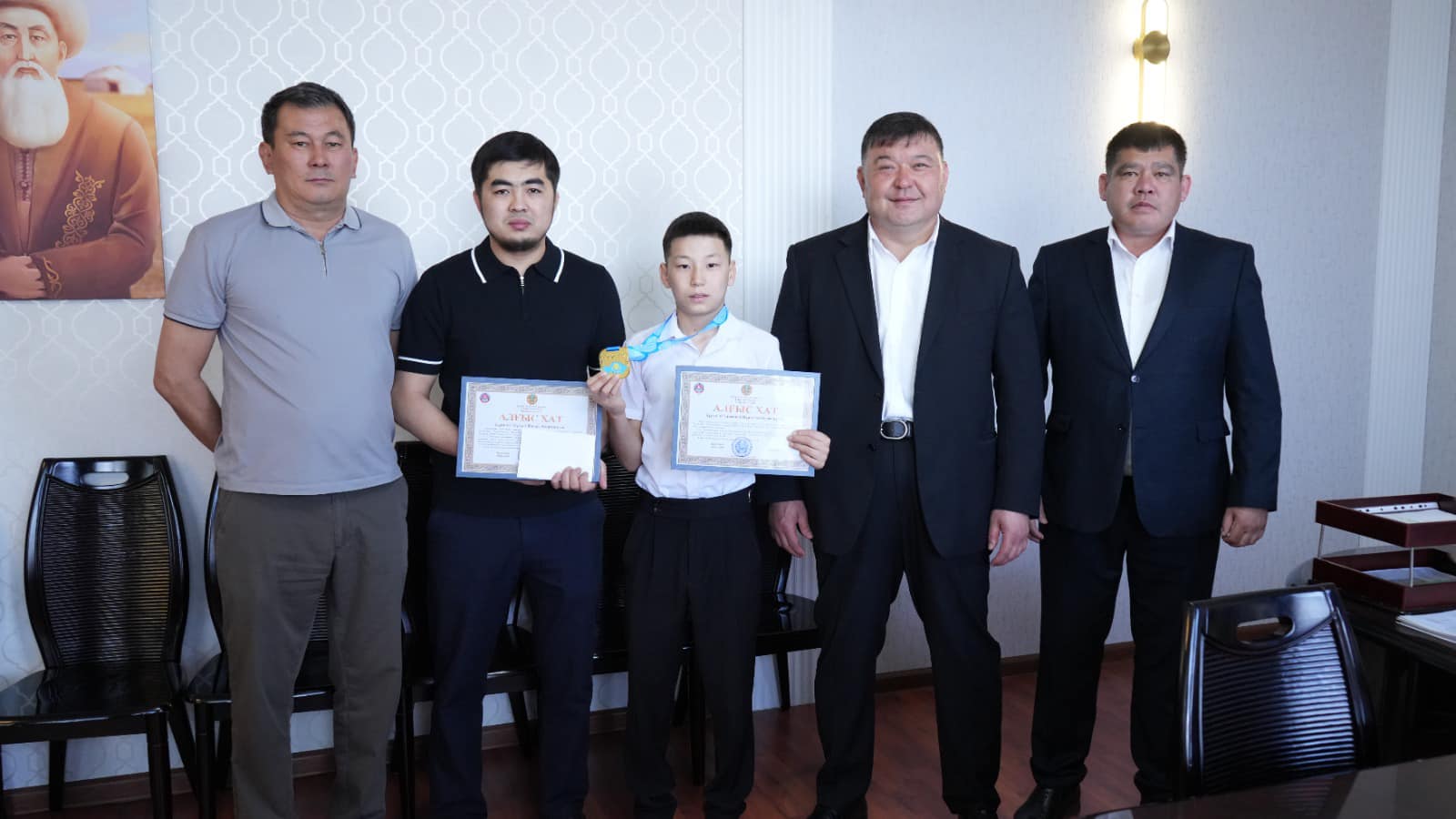 ШАРДАРА: АУДАН ӘКІМІ ГРЕК-РИМ КҮРЕСІНЕН ЧЕМПИОН БОЛҒАН ЖЕРЛЕСІМІЗДІ ҚАБЫЛДАДЫ