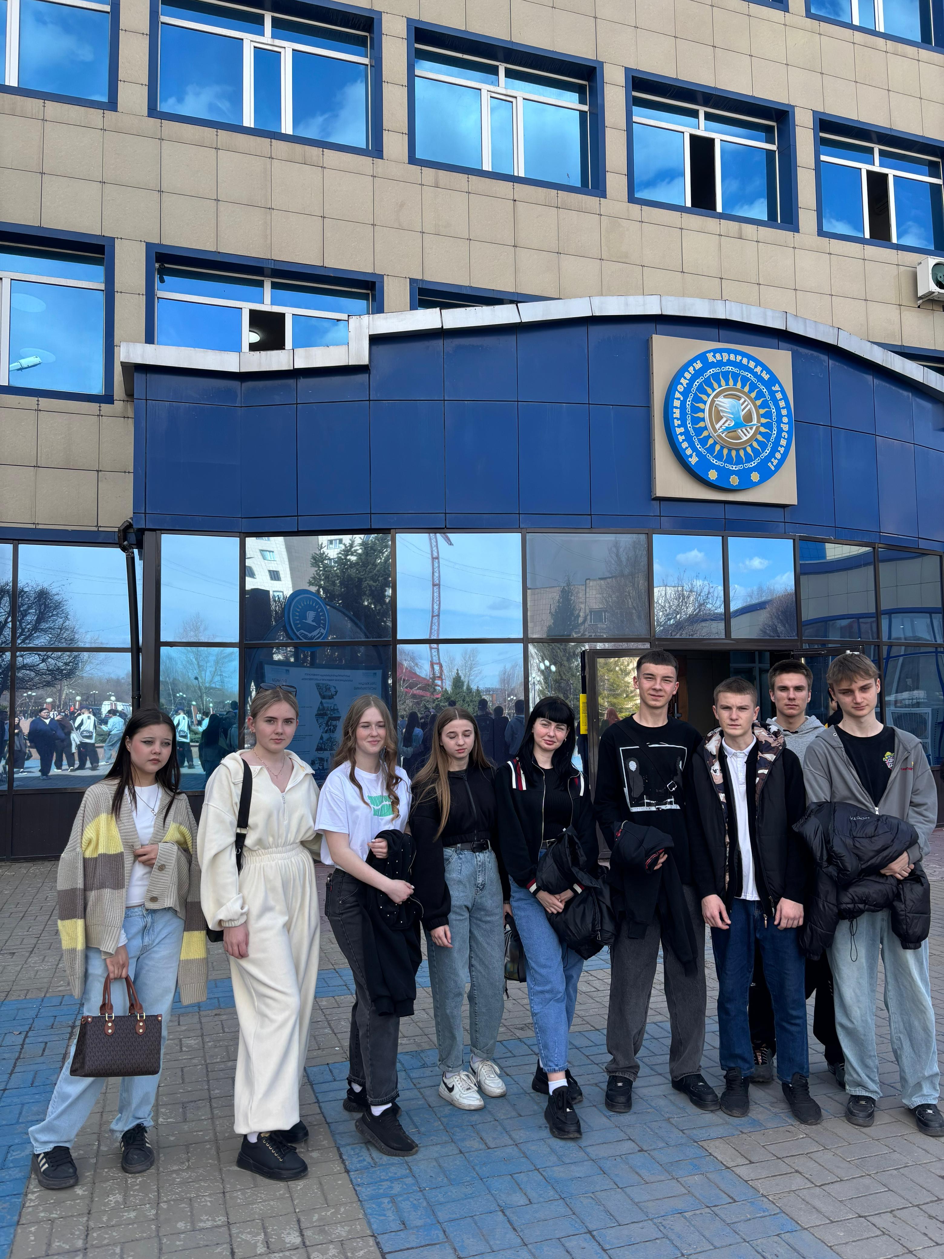 10 сәуірде Шахтинск қаласының жалпы білім беретін мектептерінің жоғары сыныптары Қазтұтынуодағы Қарағанды университетіндегі бос орындар жәрмеңкесіне барды.
