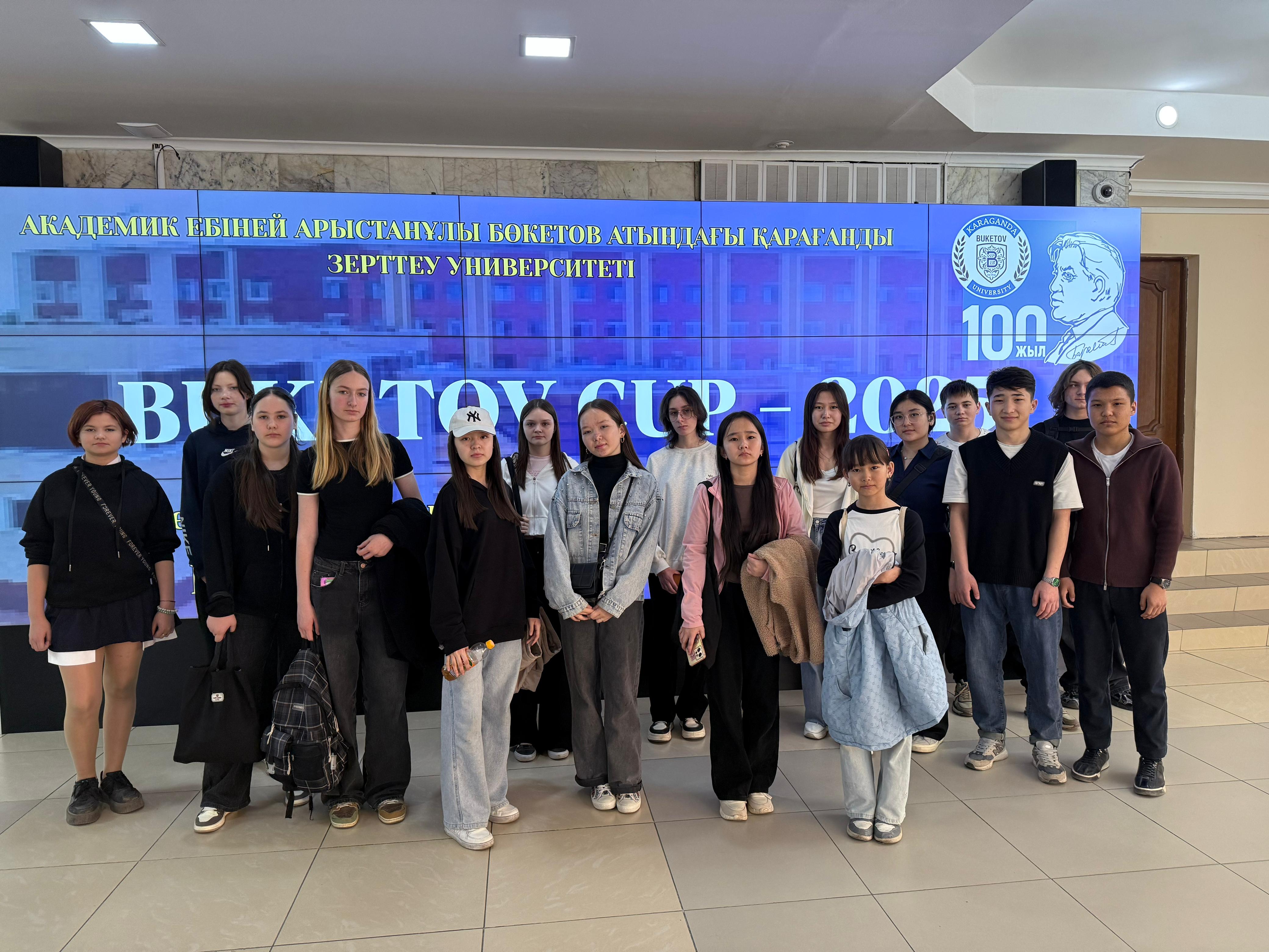 12 сәуірде Шахтинск қаласының жалпы білім беретін мектептерінің дебат клубтарының мүшелері мен жетекшілері академик Евней Бөкетов атындағы Қарағанды университетінде өткен «BUKETOV CUP-2025» республикалық турнирінің облыстық кезеңіне көрермен ретінде барды.